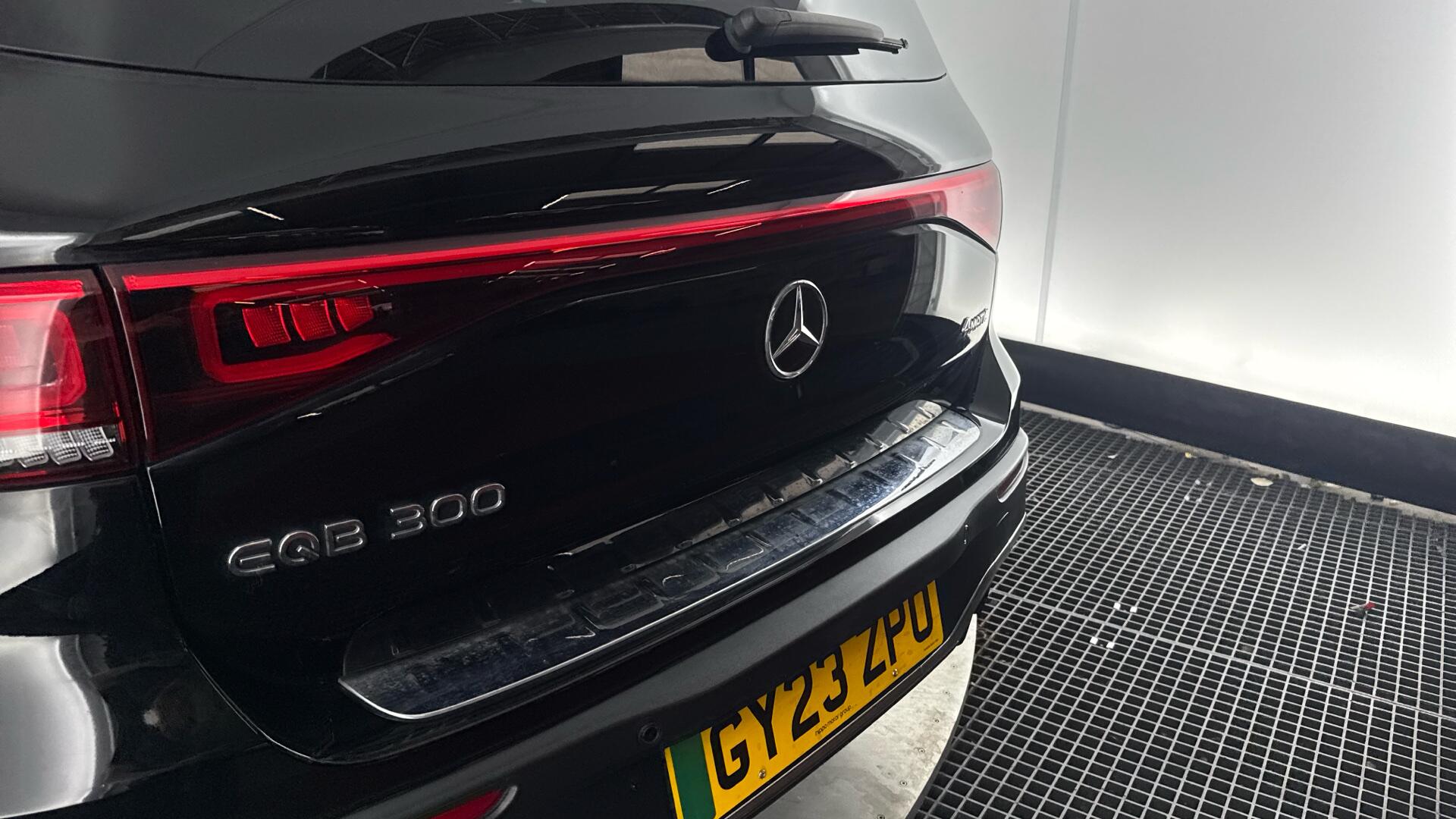 Mercedes-Benz Eqb 300 view 25