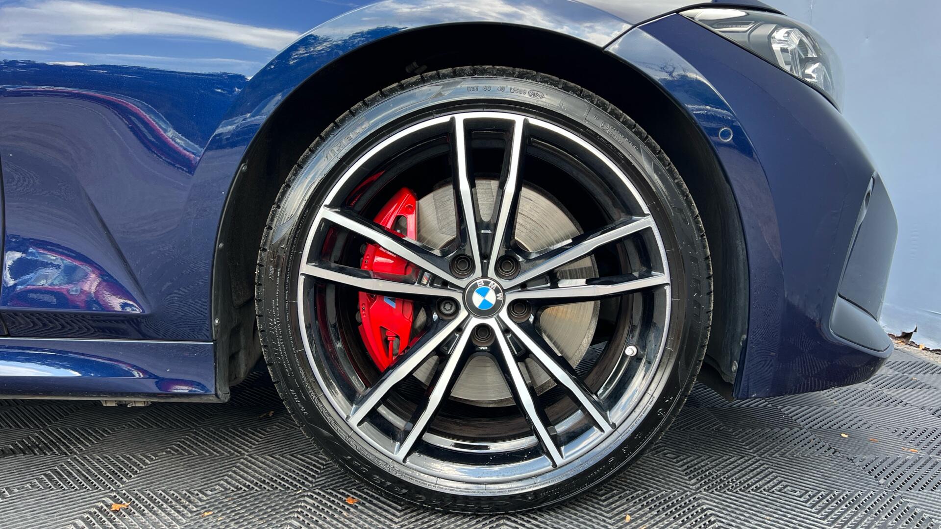 BMW 3 Series view 14