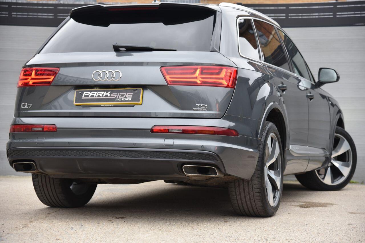 Audi Q7 view 10