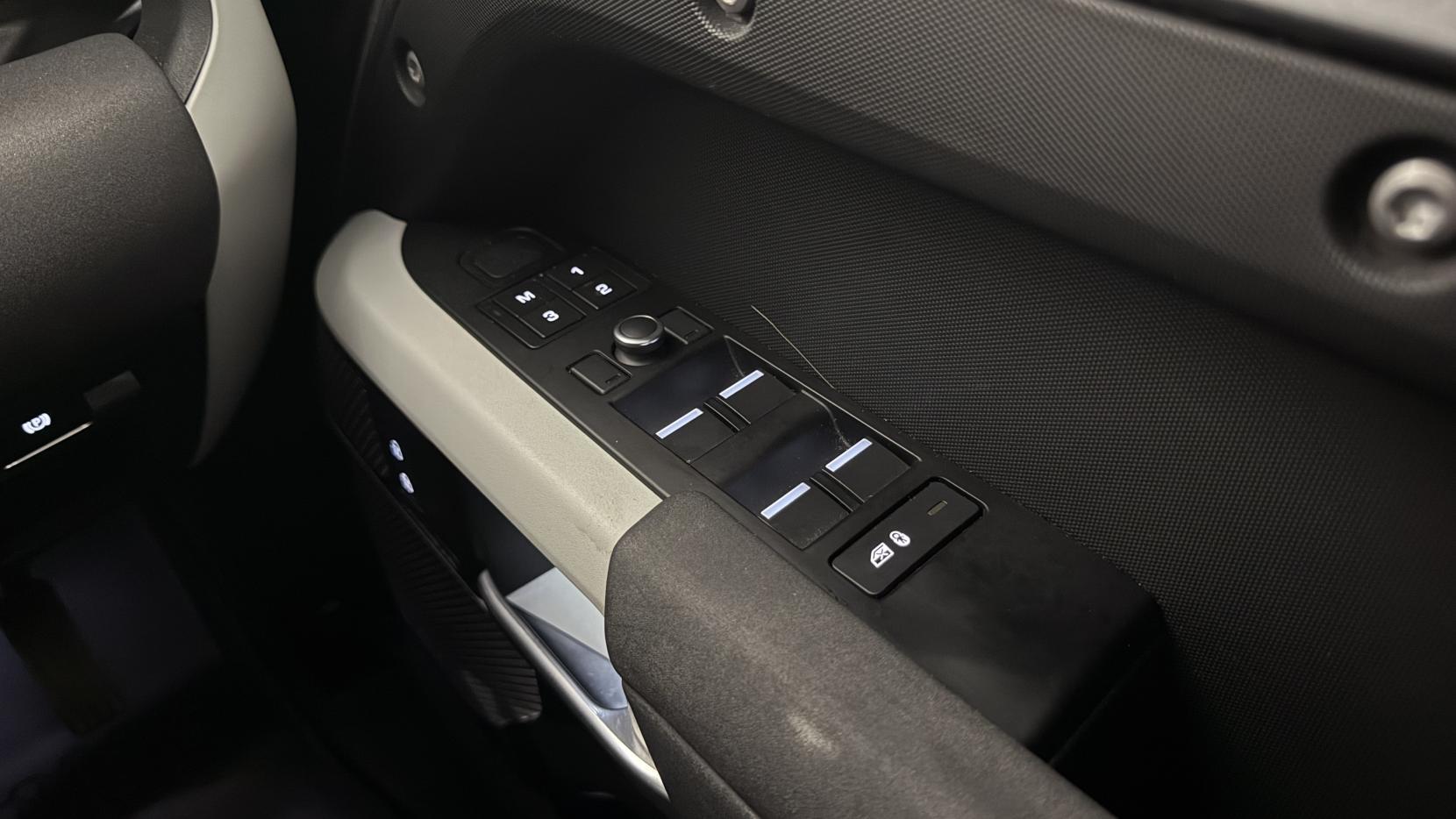 Land Rover Defender view 29