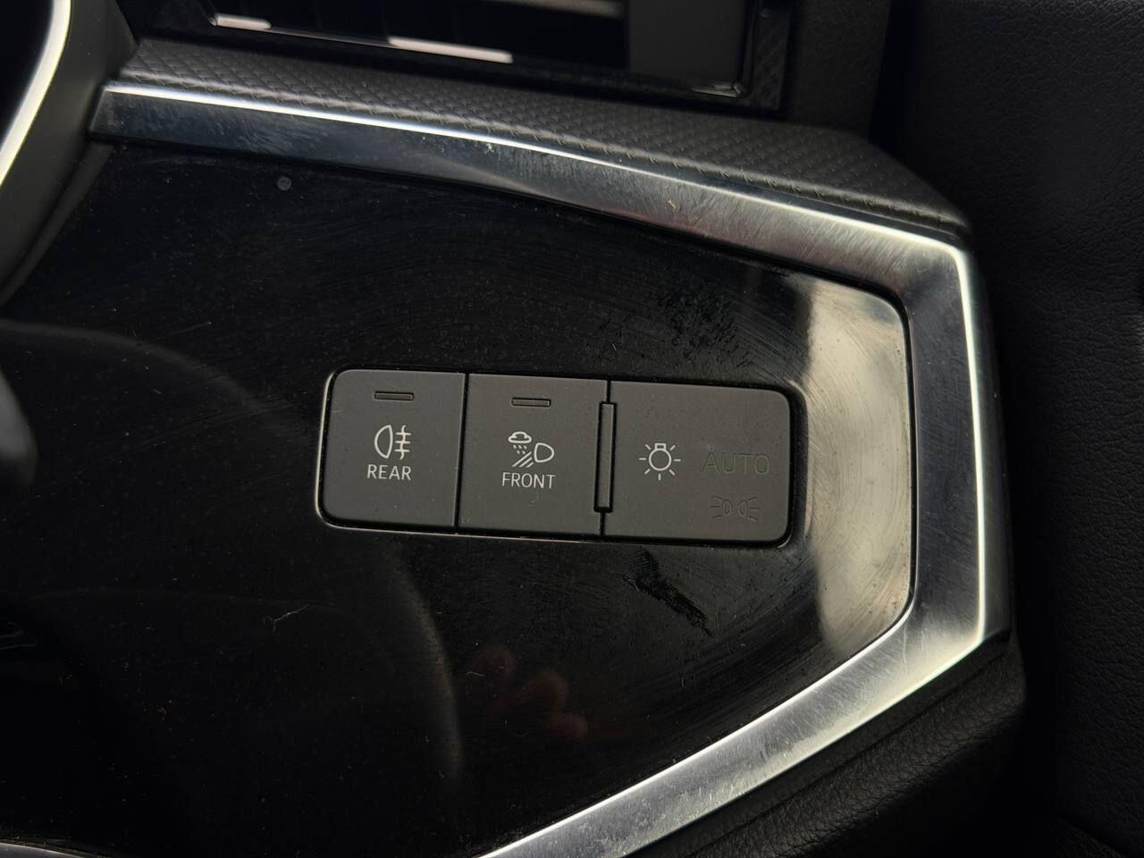 Audi Q3 view 38