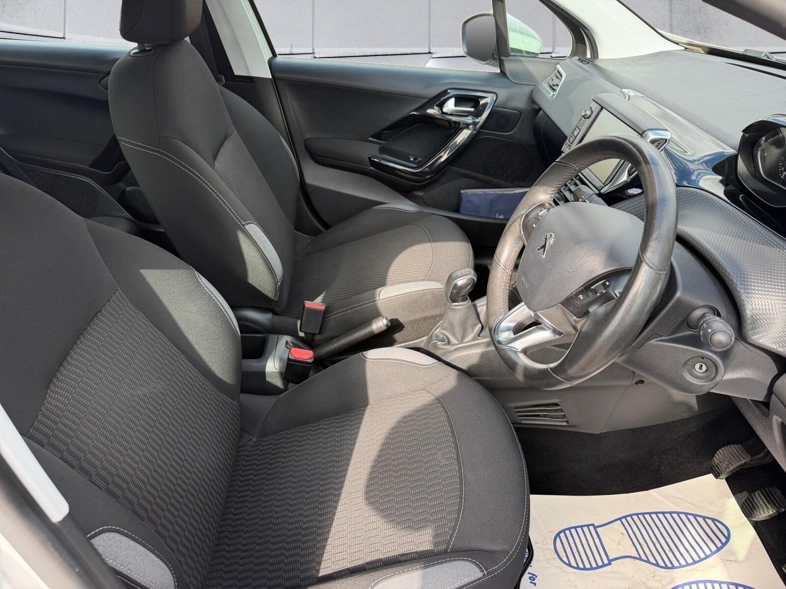 Peugeot 208 view 10