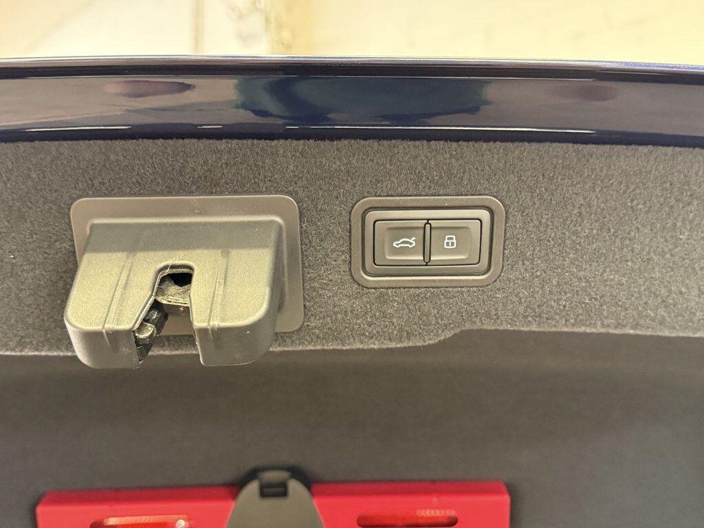 Audi A8 view 28