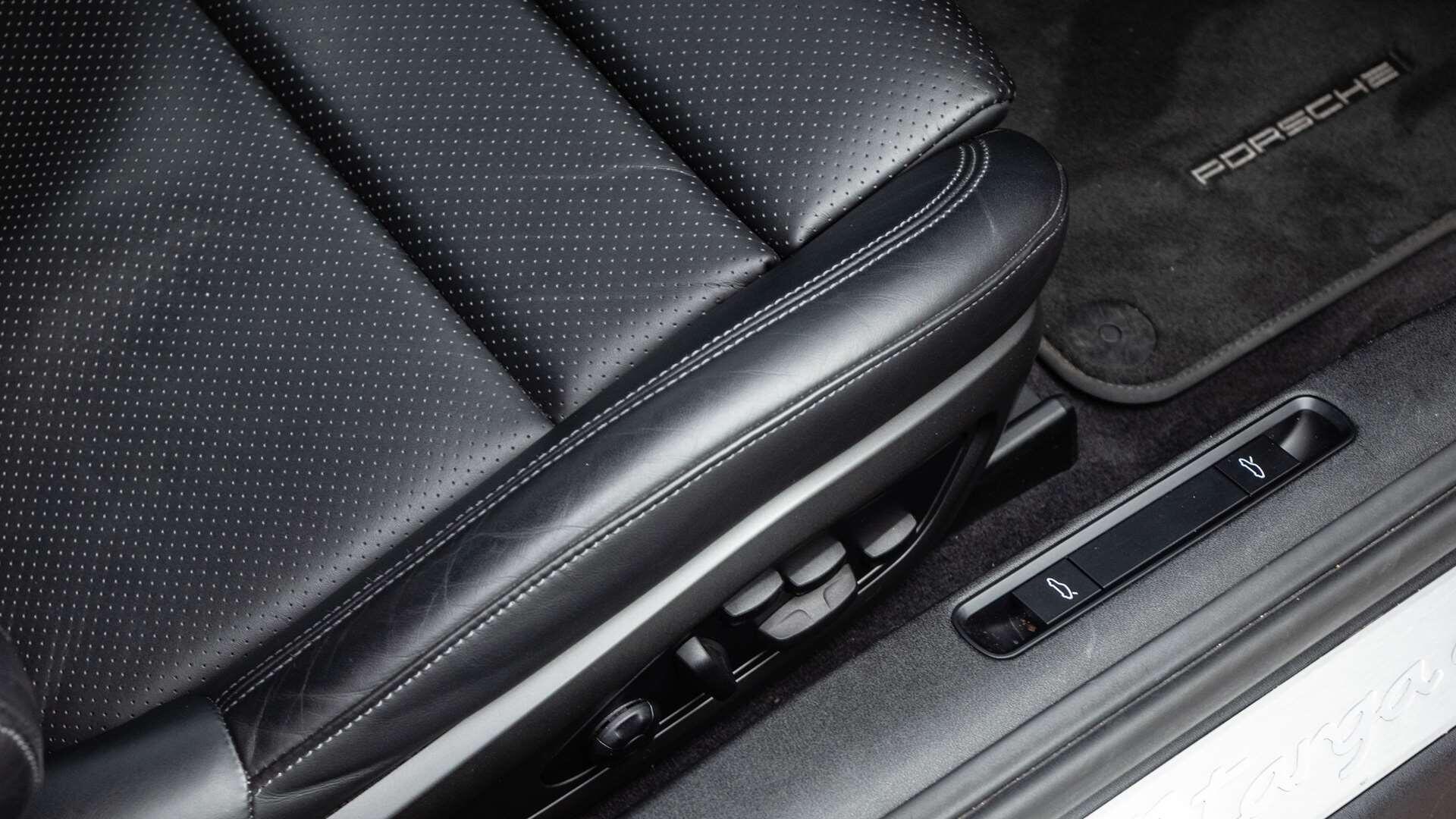 Porsche 911 view 31