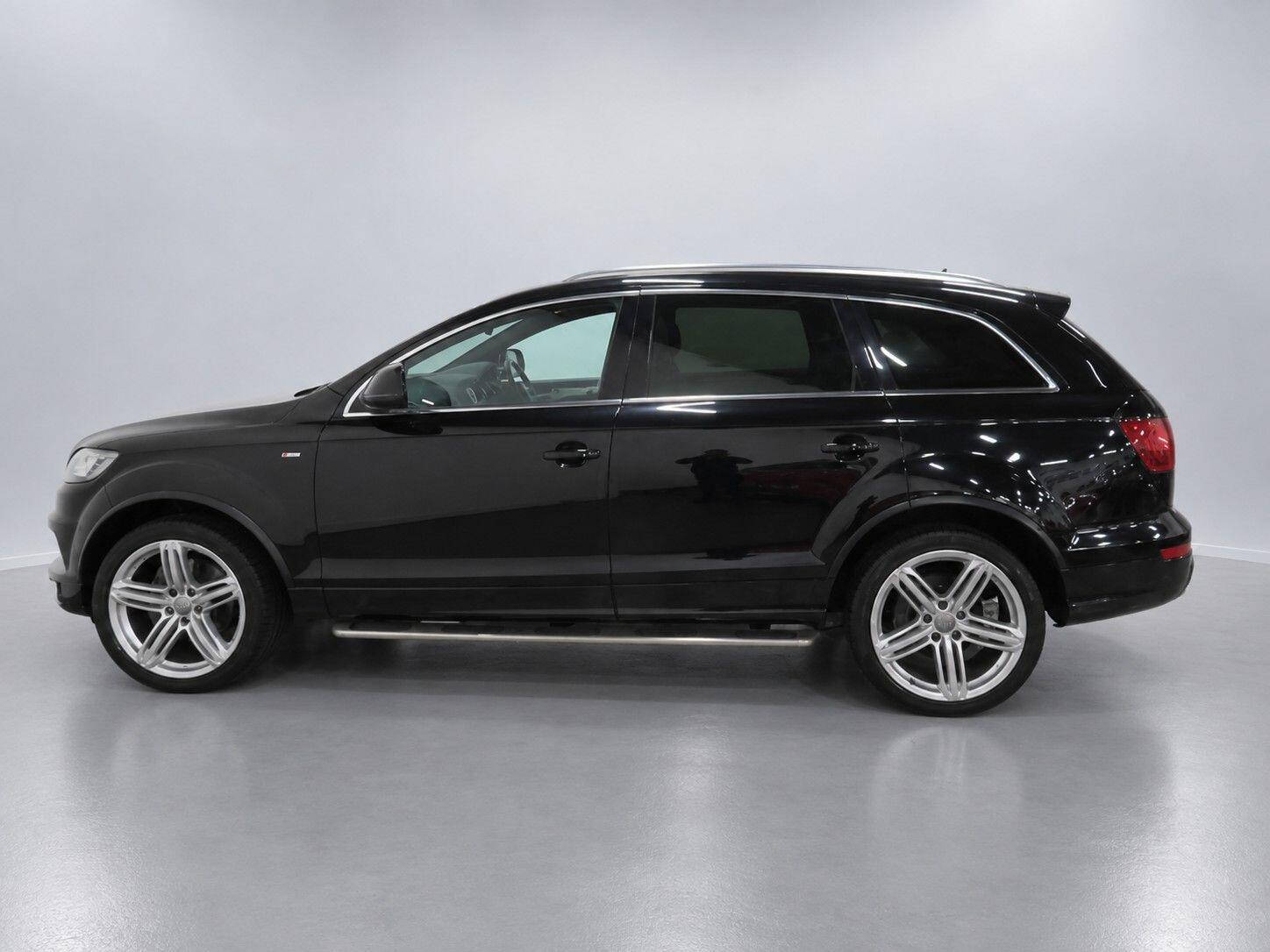 Audi Q7 view 10