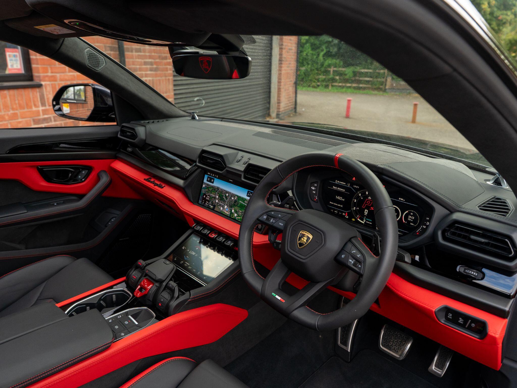 Lamborghini Urus view 37