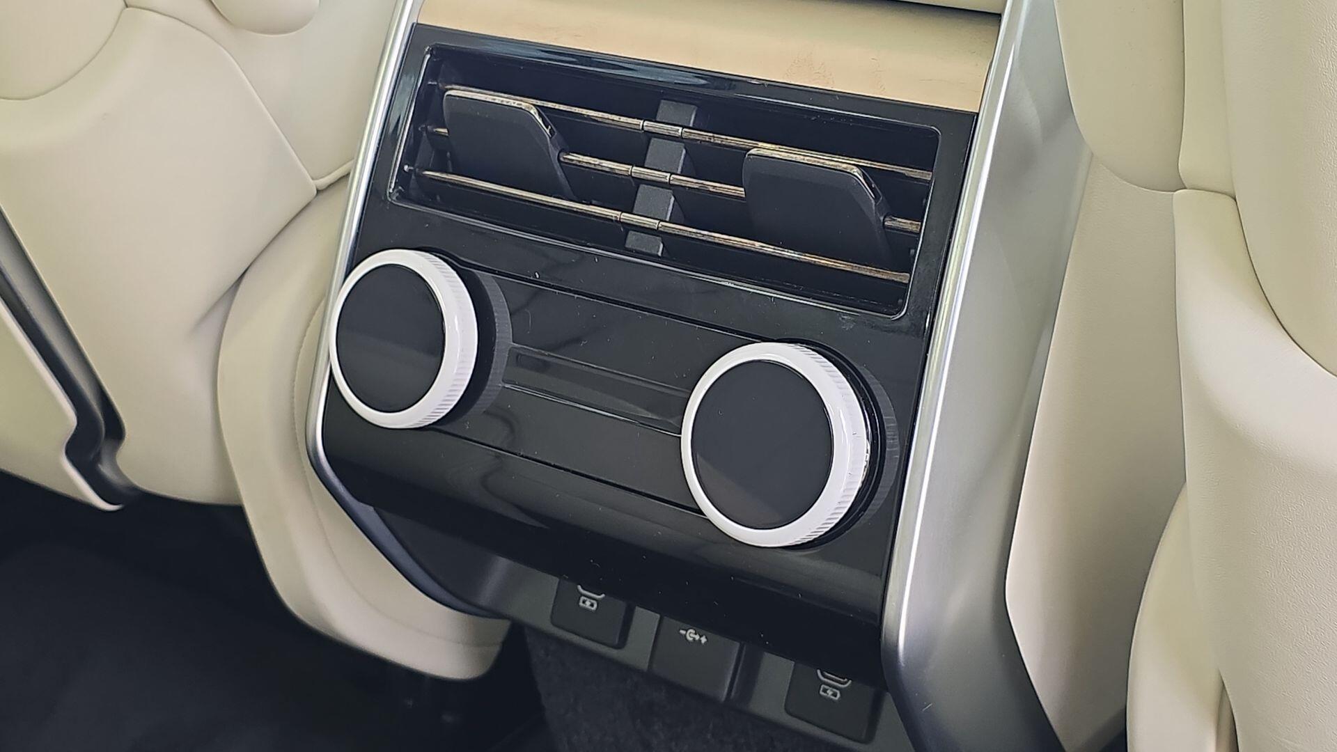 Land Rover Range Rover view 18