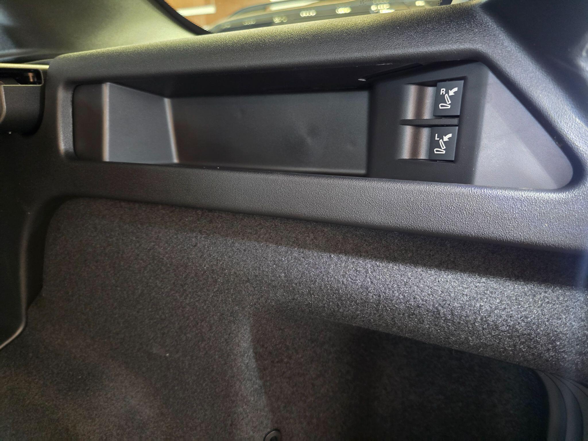 Land Rover Discovery Sport view 24