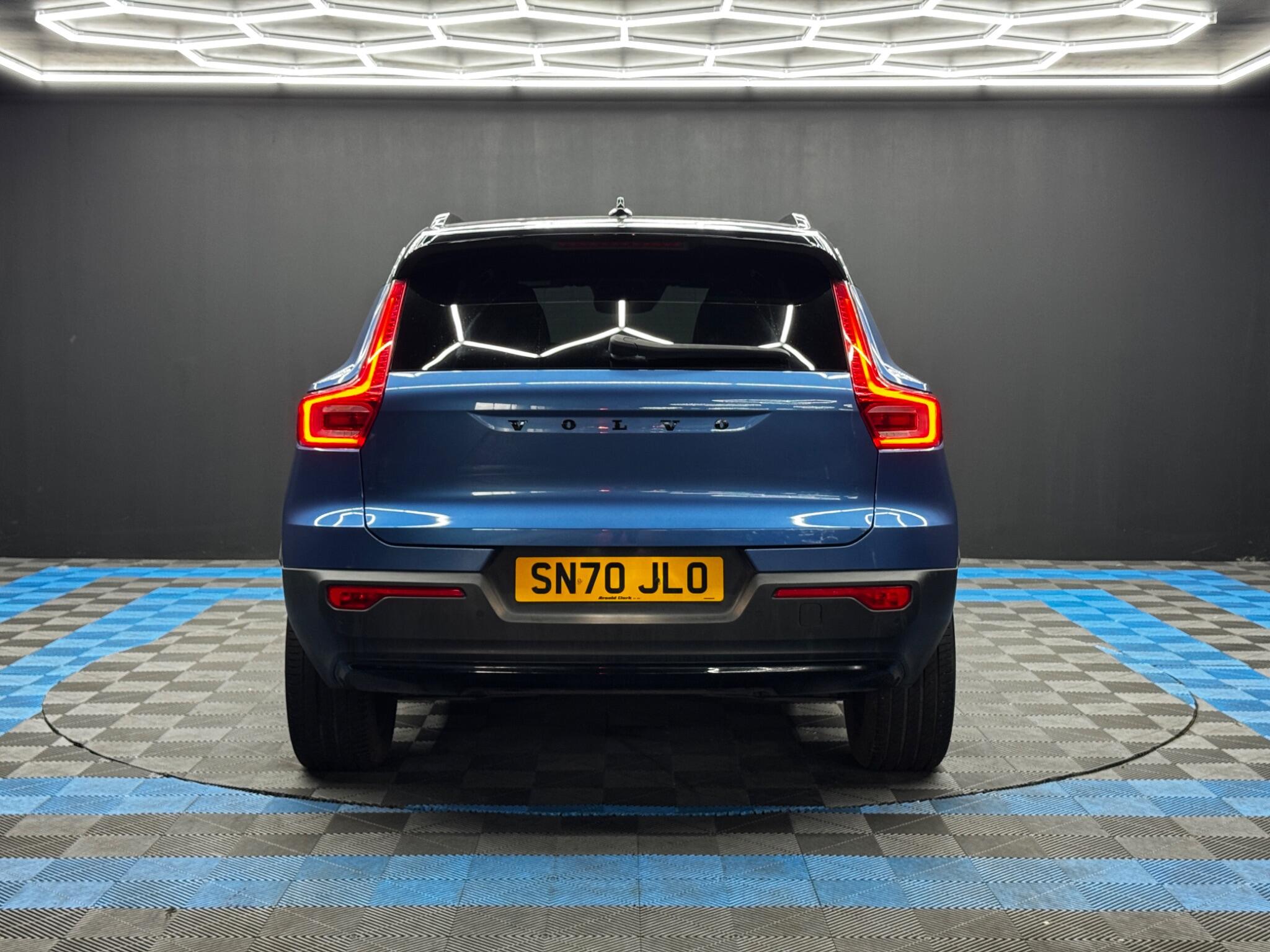 Volvo XC40 view 6