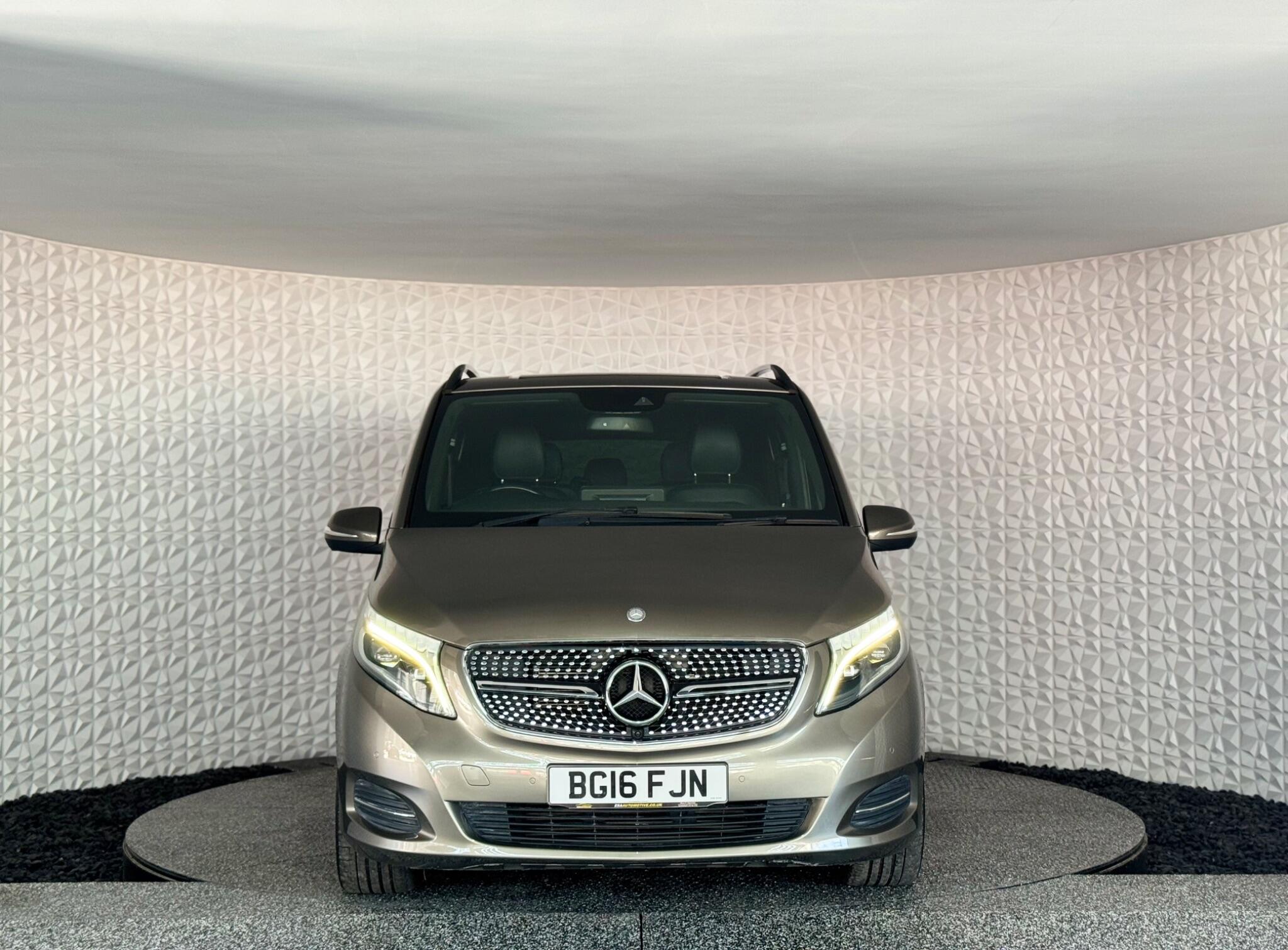 Mercedes-Benz V-Class view 29