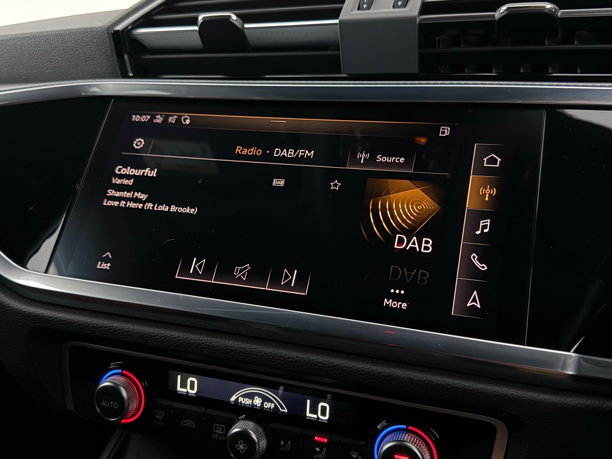 Audi Q3 view 26