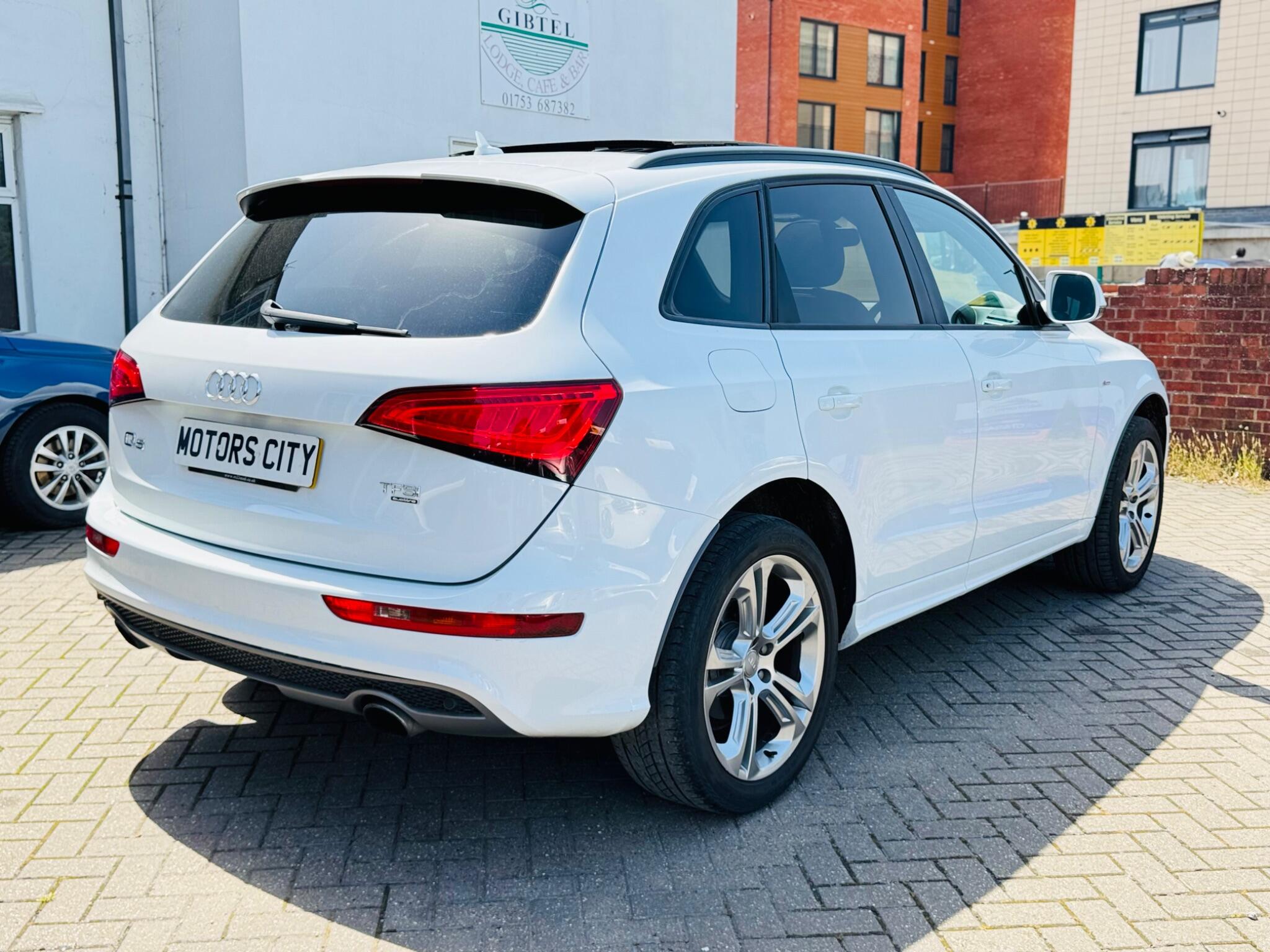 Audi Q5 view 10
