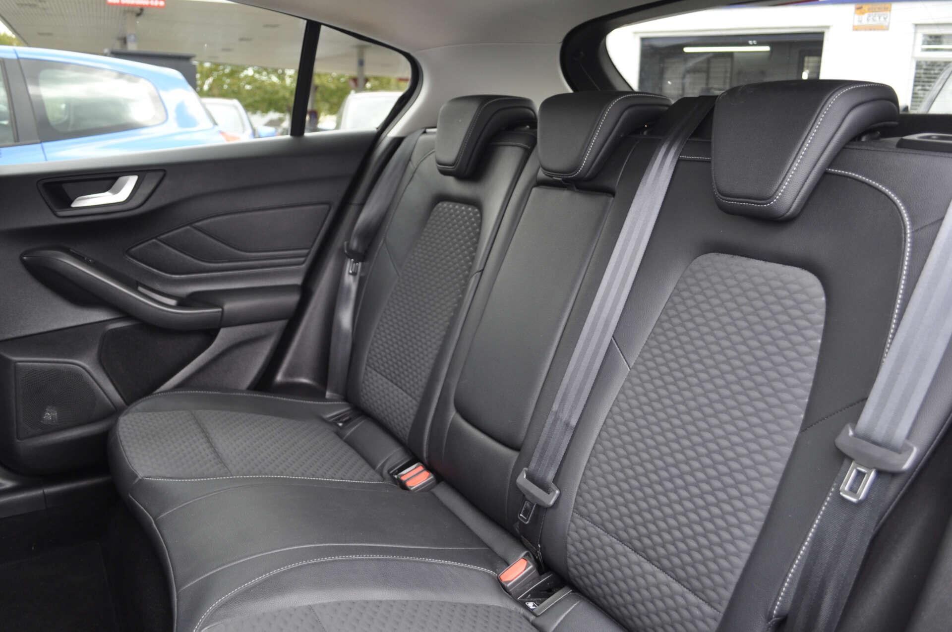 Ford Focus view 12