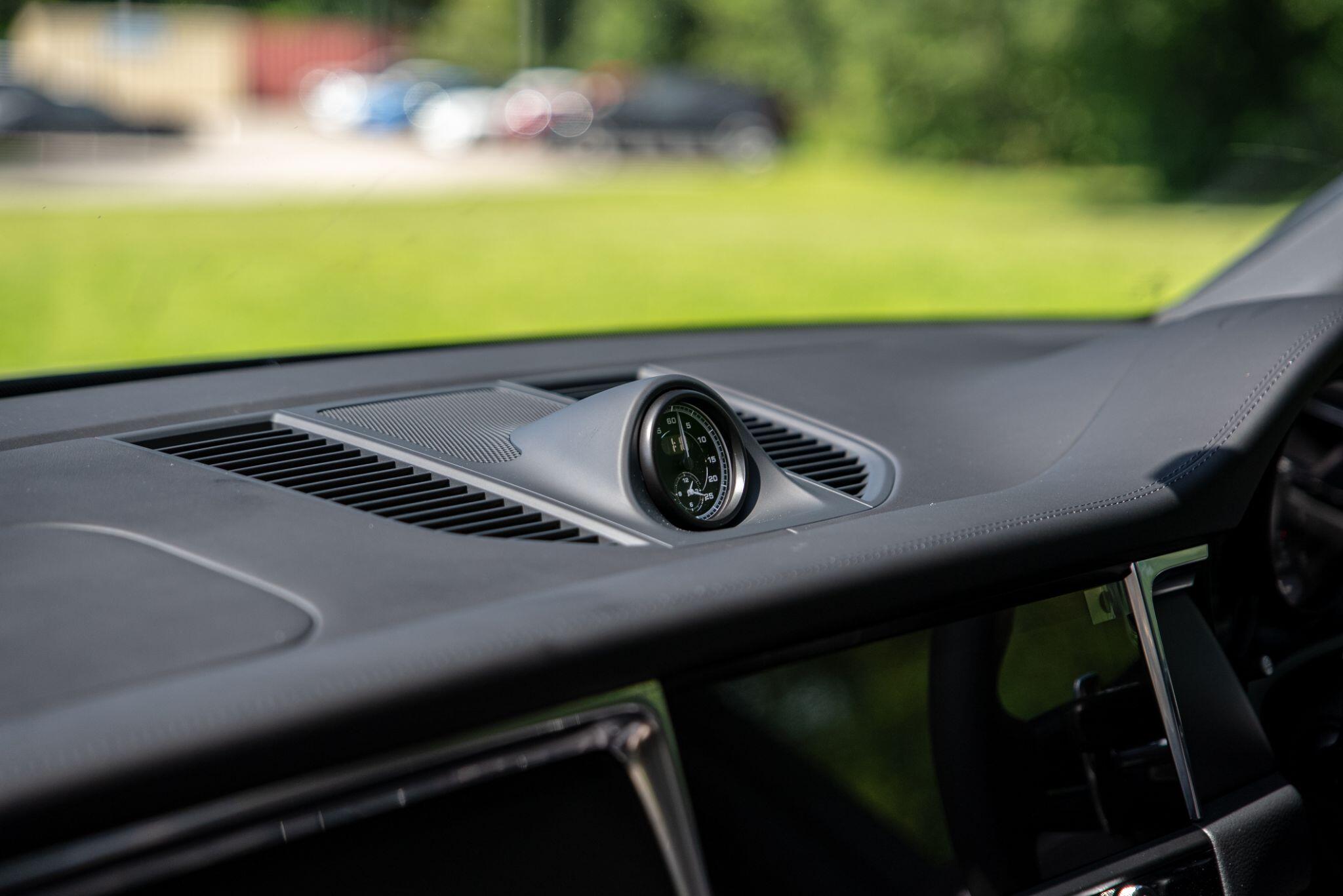 Porsche Macan view 73