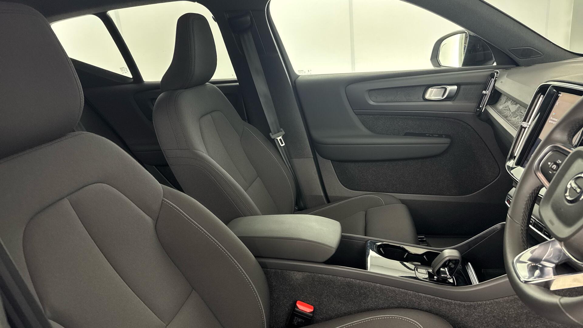 Volvo EX40 view 16