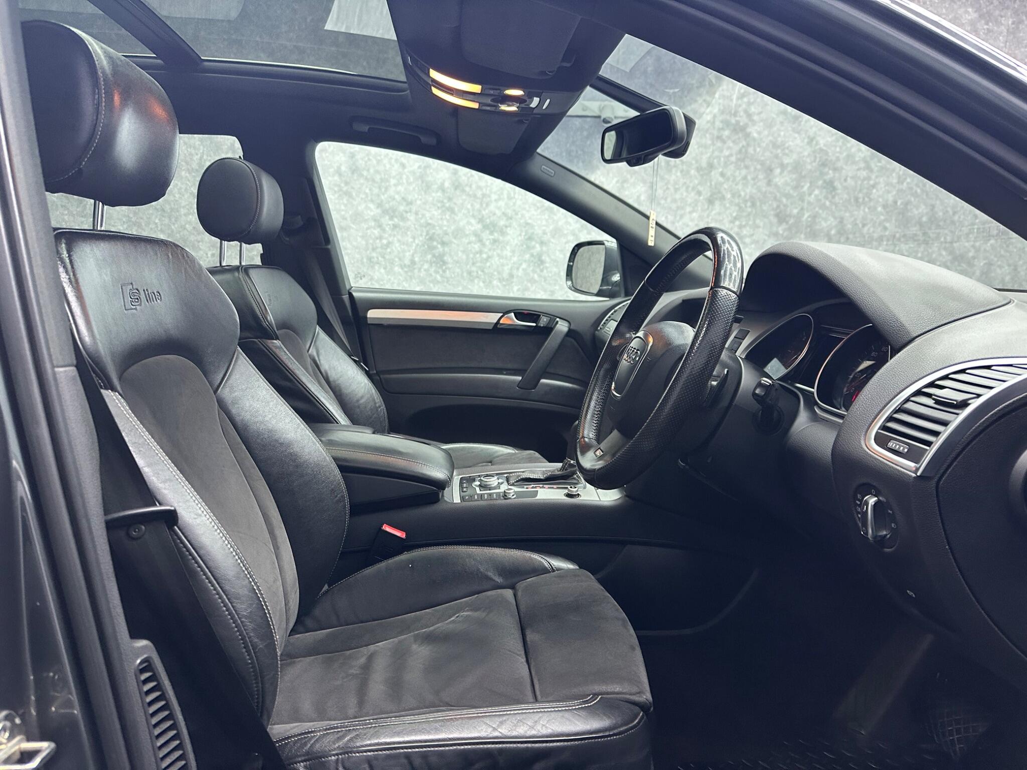 Audi Q7 view 9