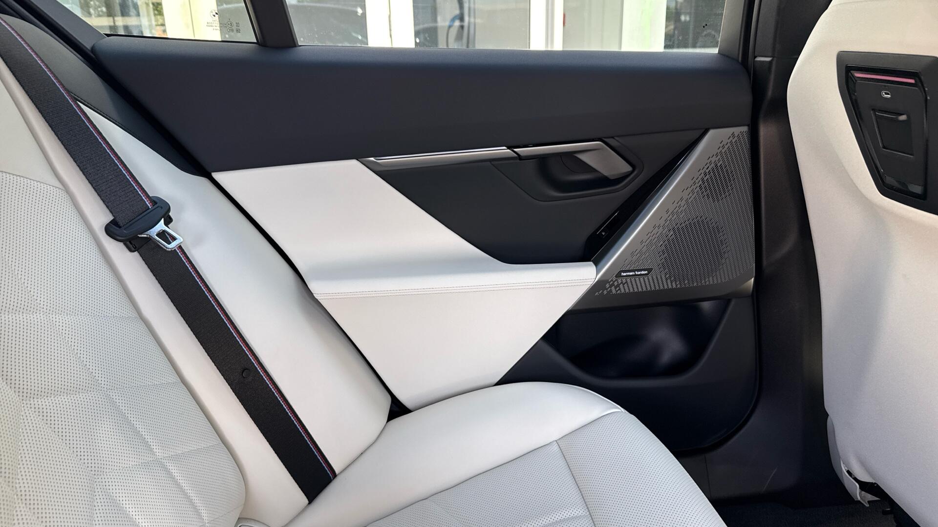 BMW 5 Series view 33