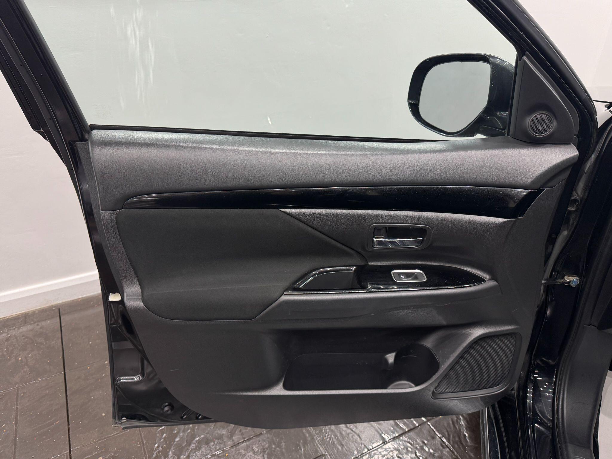 Mitsubishi Outlander view 56