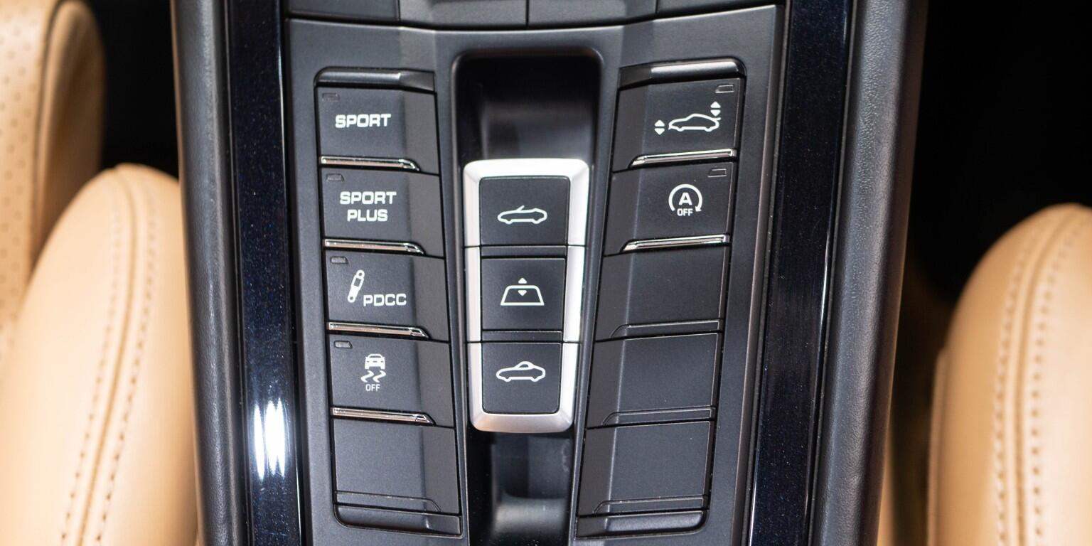 Porsche 911 view 45