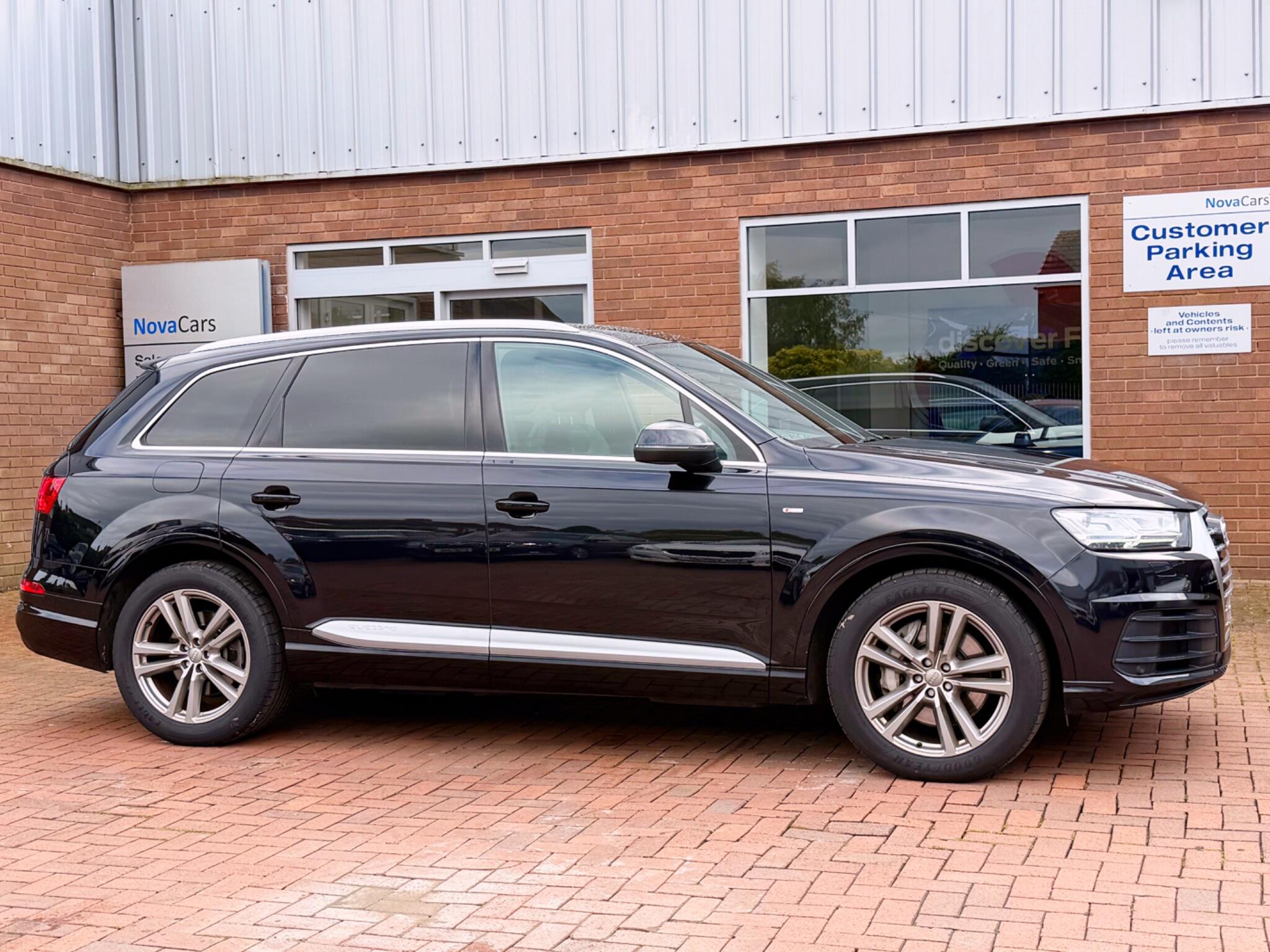 Audi Q7 view 14