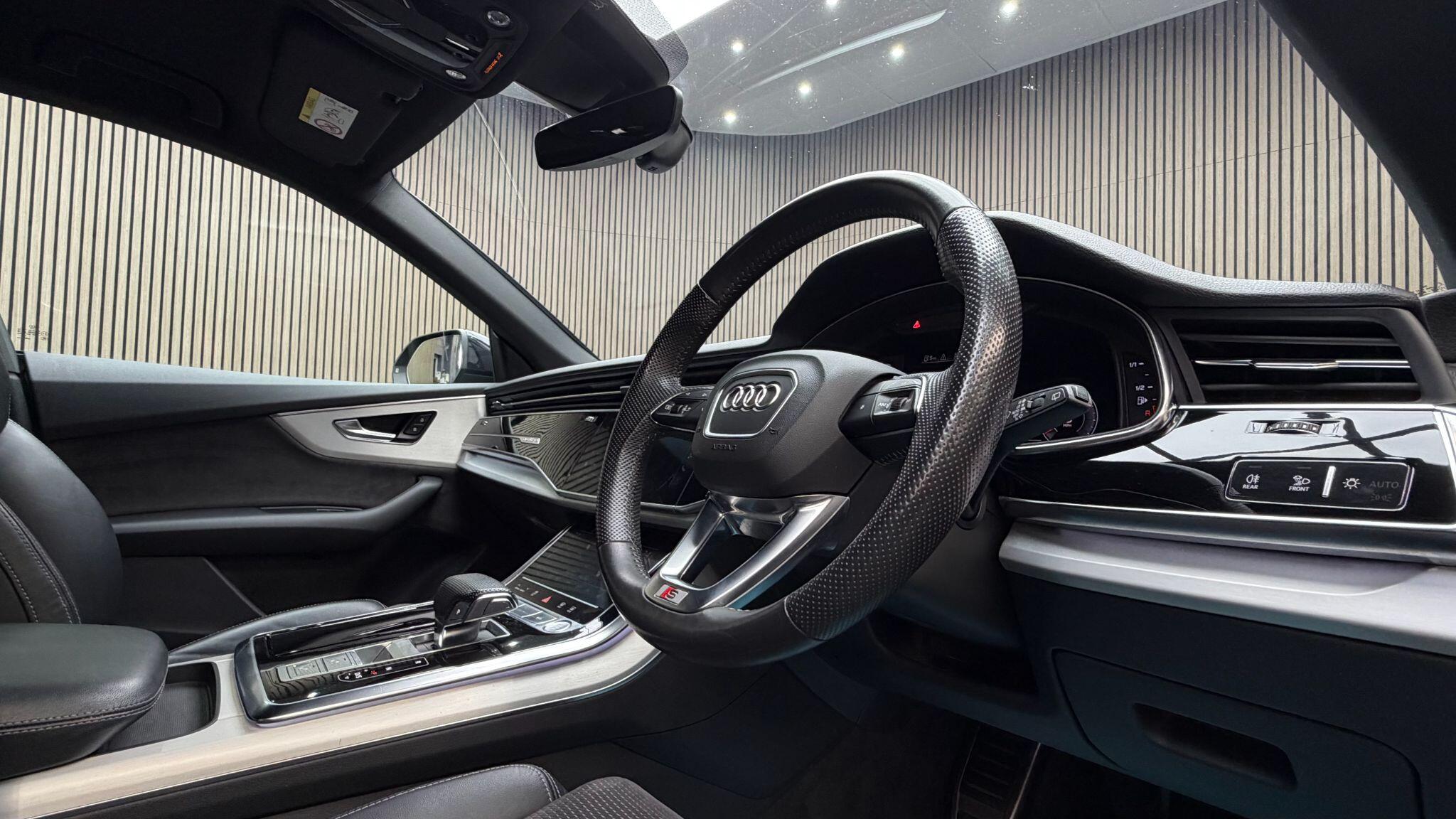 Audi Q8 view 11