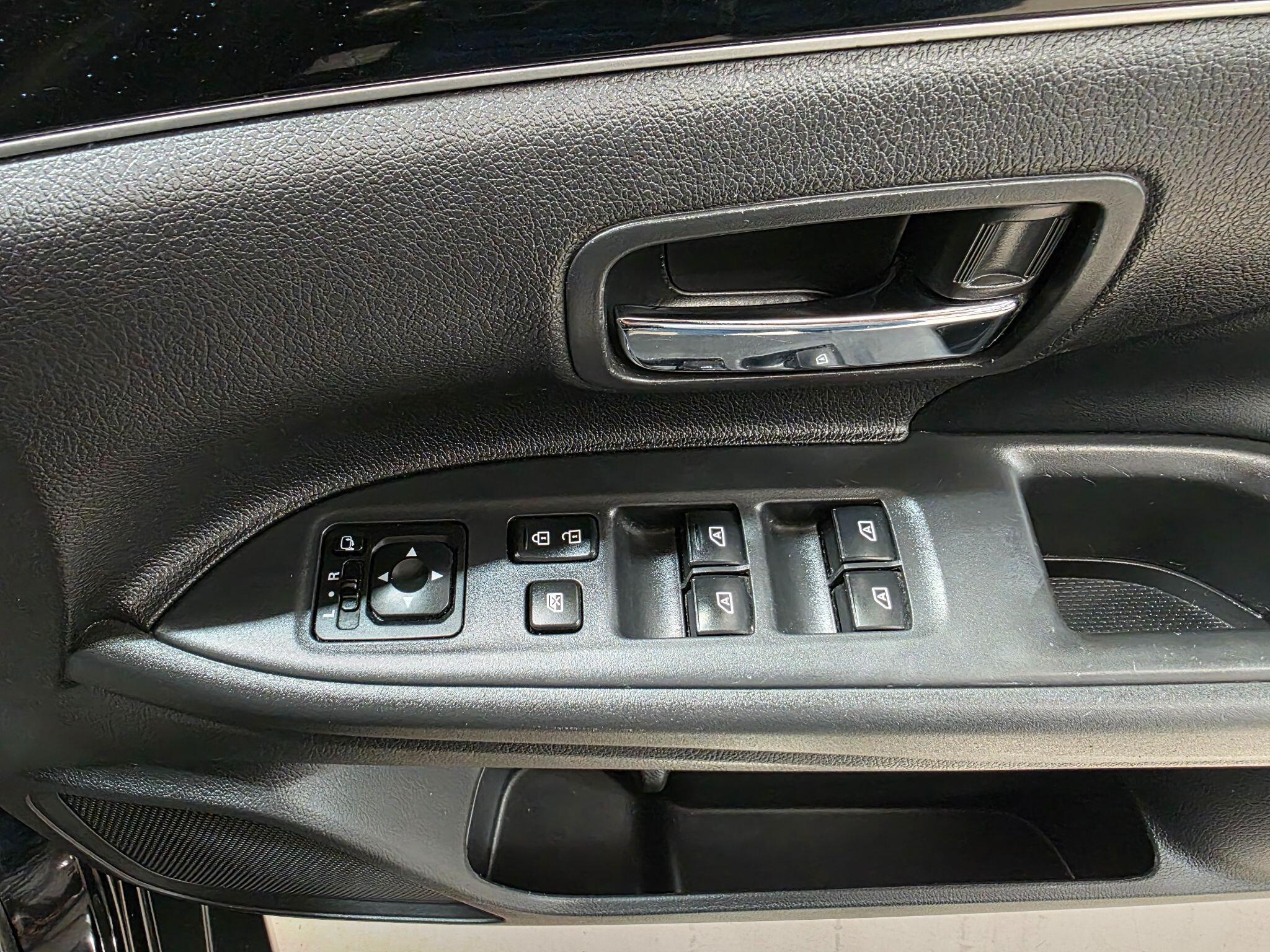 Mitsubishi Outlander view 13