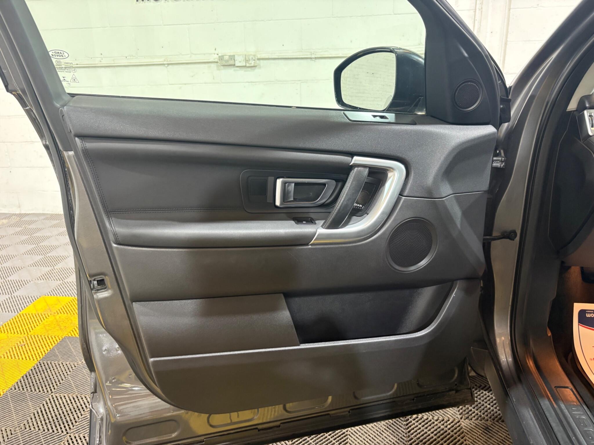 Land Rover Discovery Sport view 46