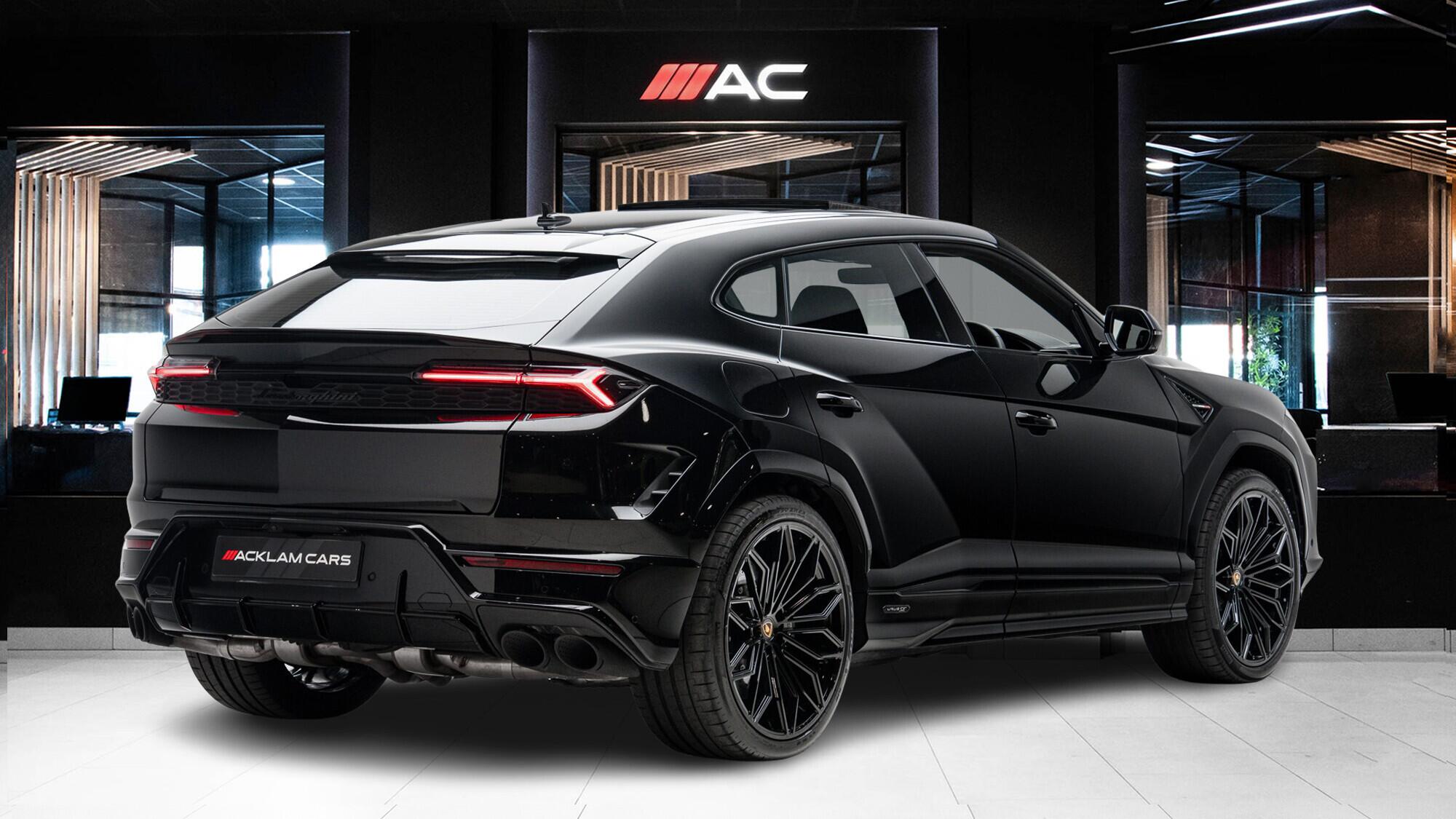 Lamborghini Urus view 4