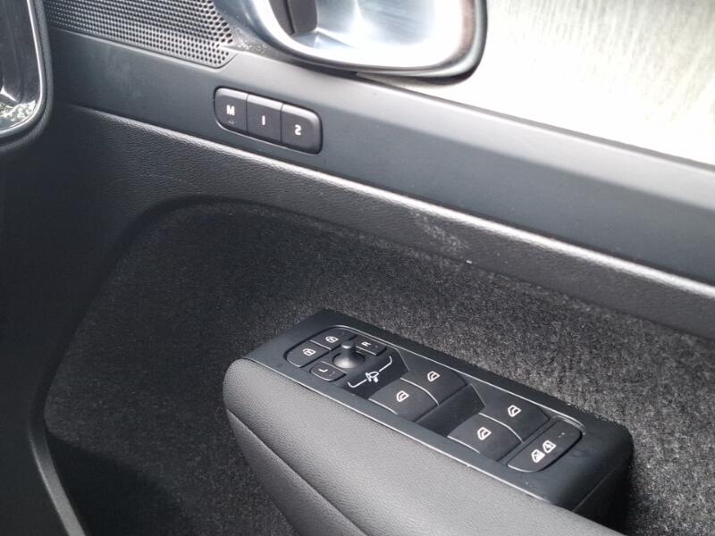 Volvo XC40 view 15