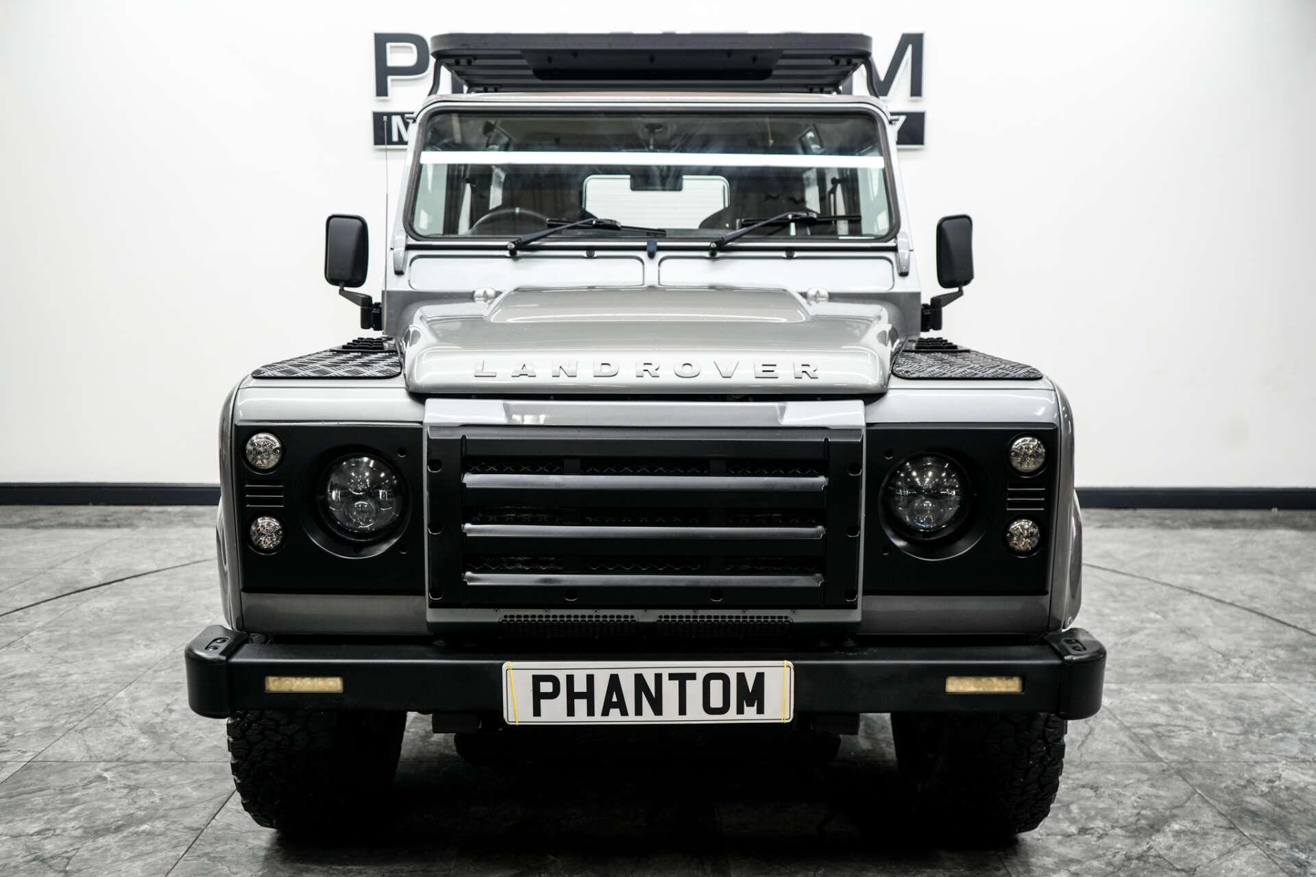 Land Rover Defender 90 view 5
