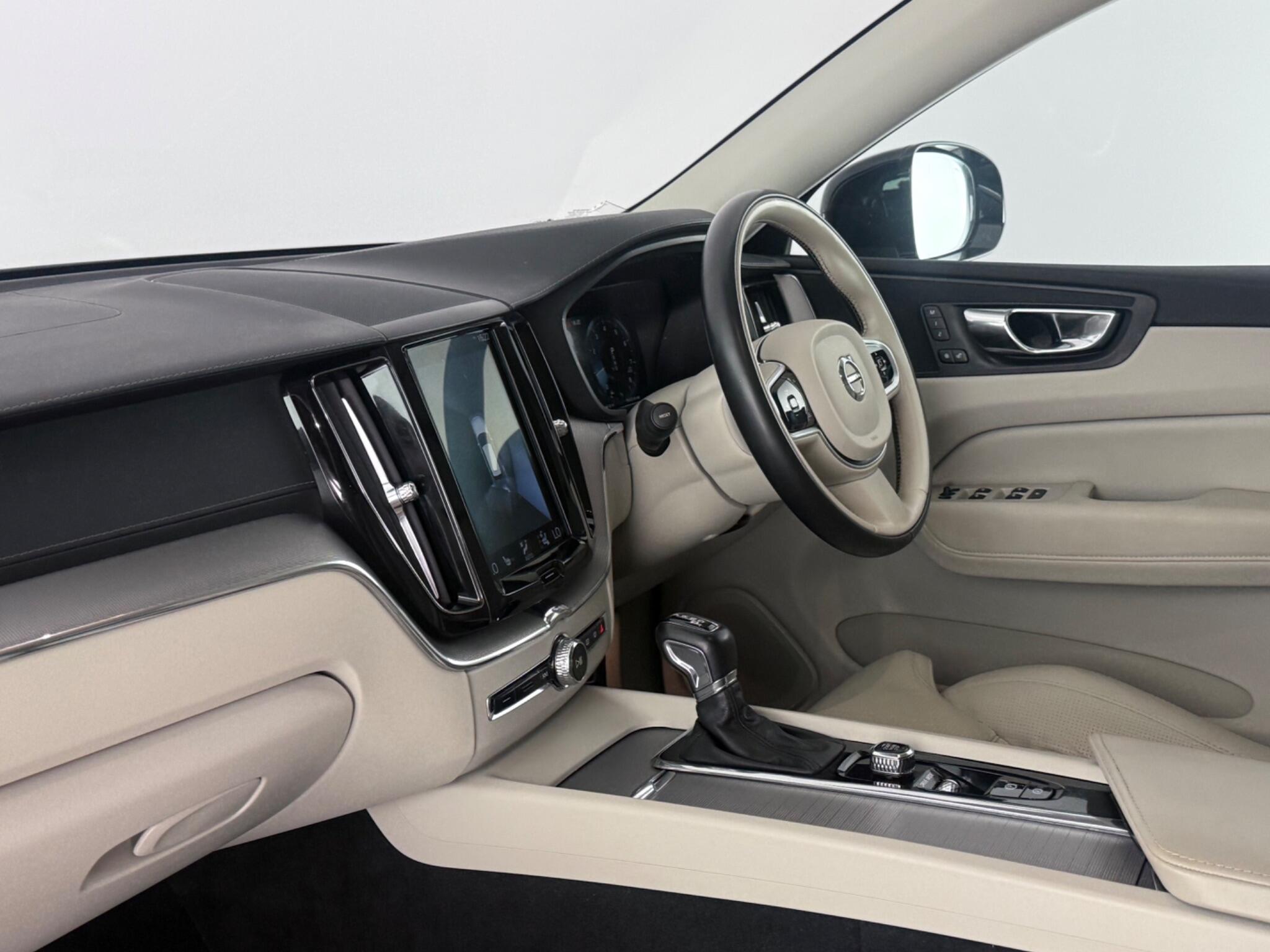 Volvo XC60 view 4
