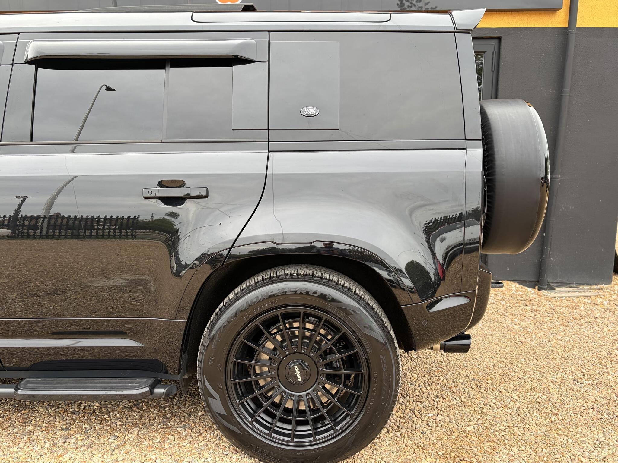 Land Rover Defender 110 view 7