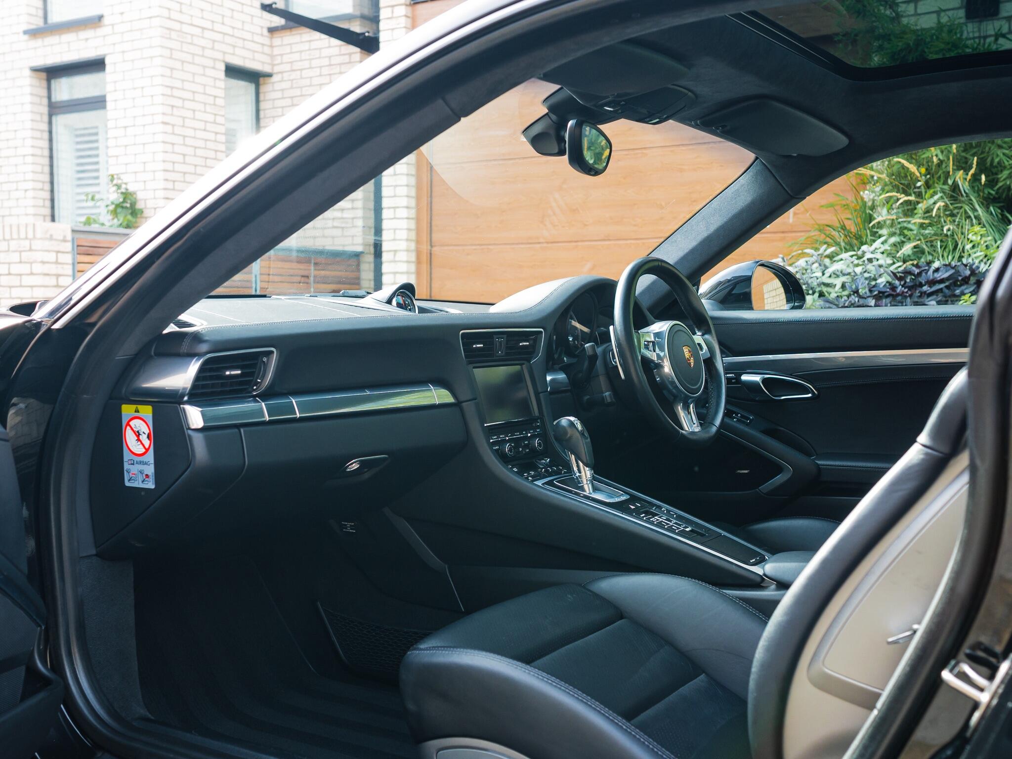 Porsche 911 view 26
