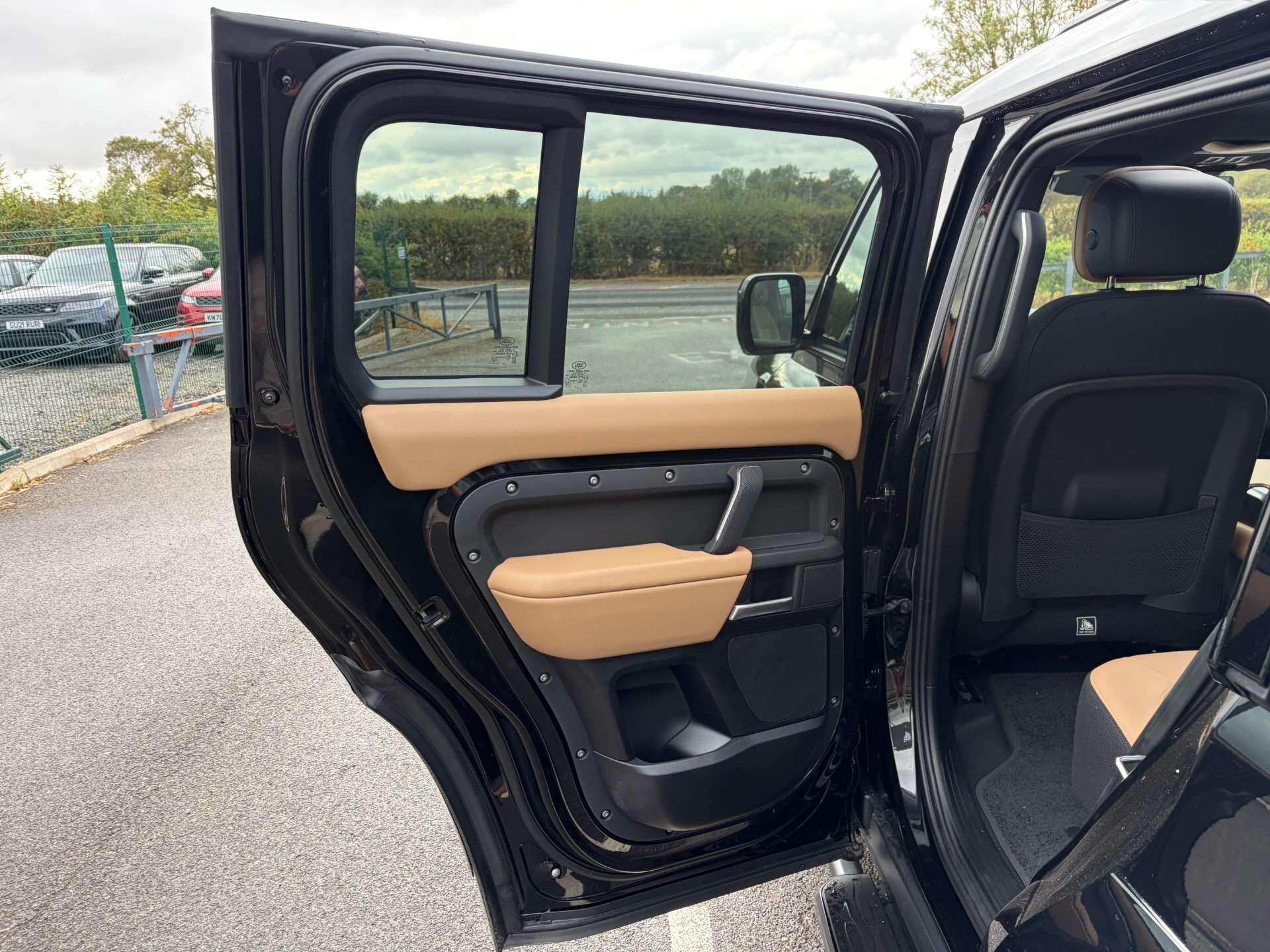 Land Rover Defender 110 view 19