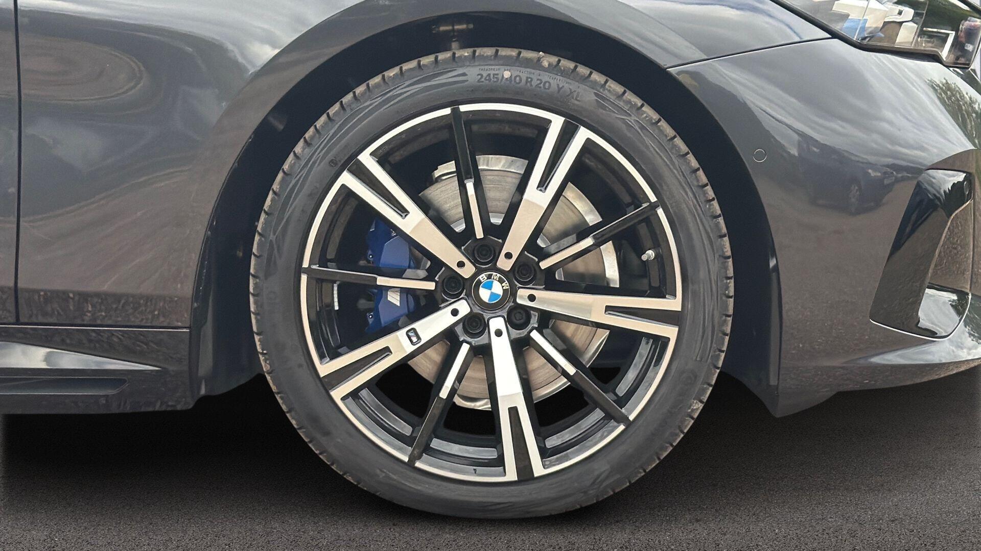 BMW 5 Series view 14