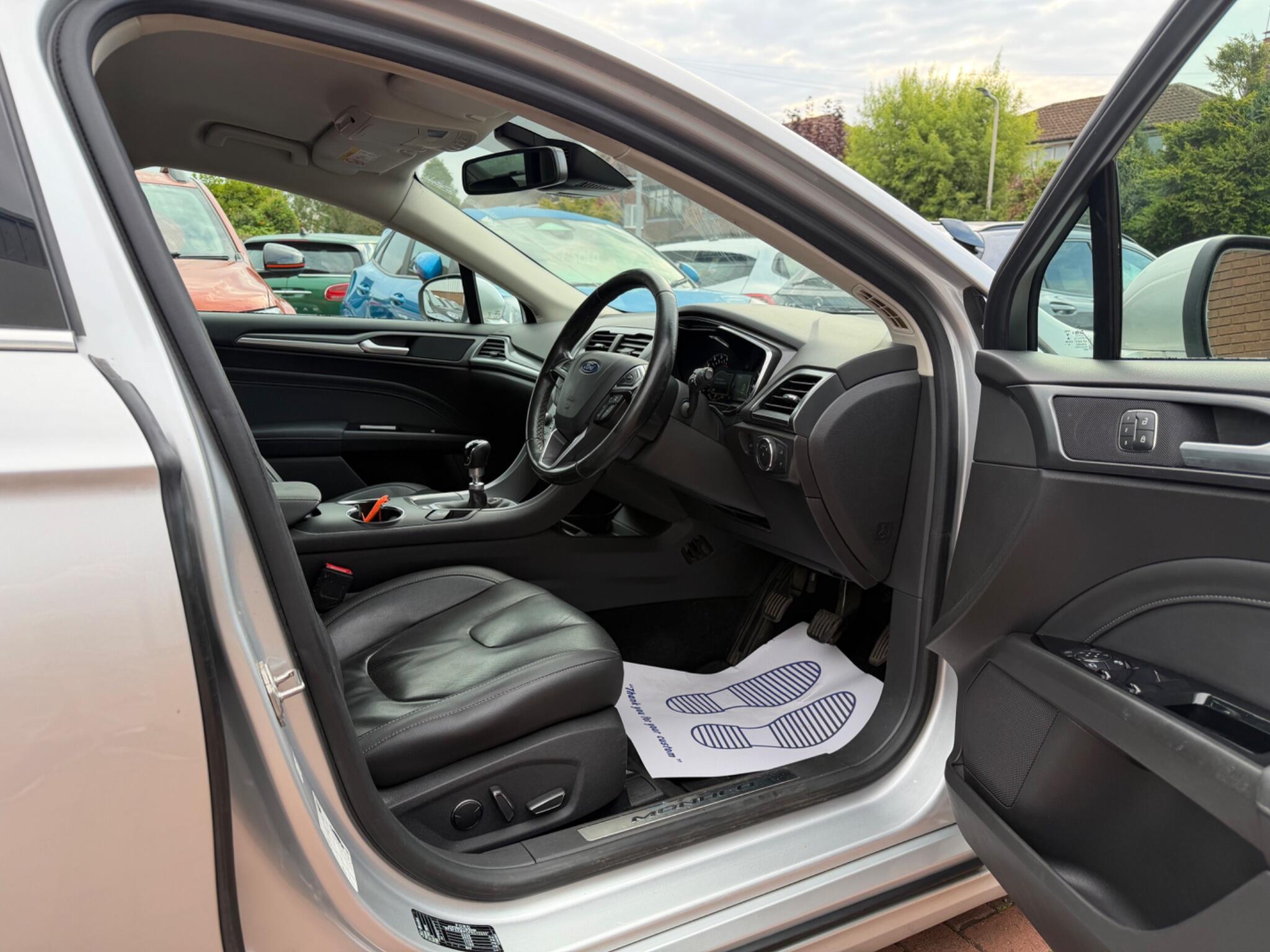 Ford Mondeo view 45