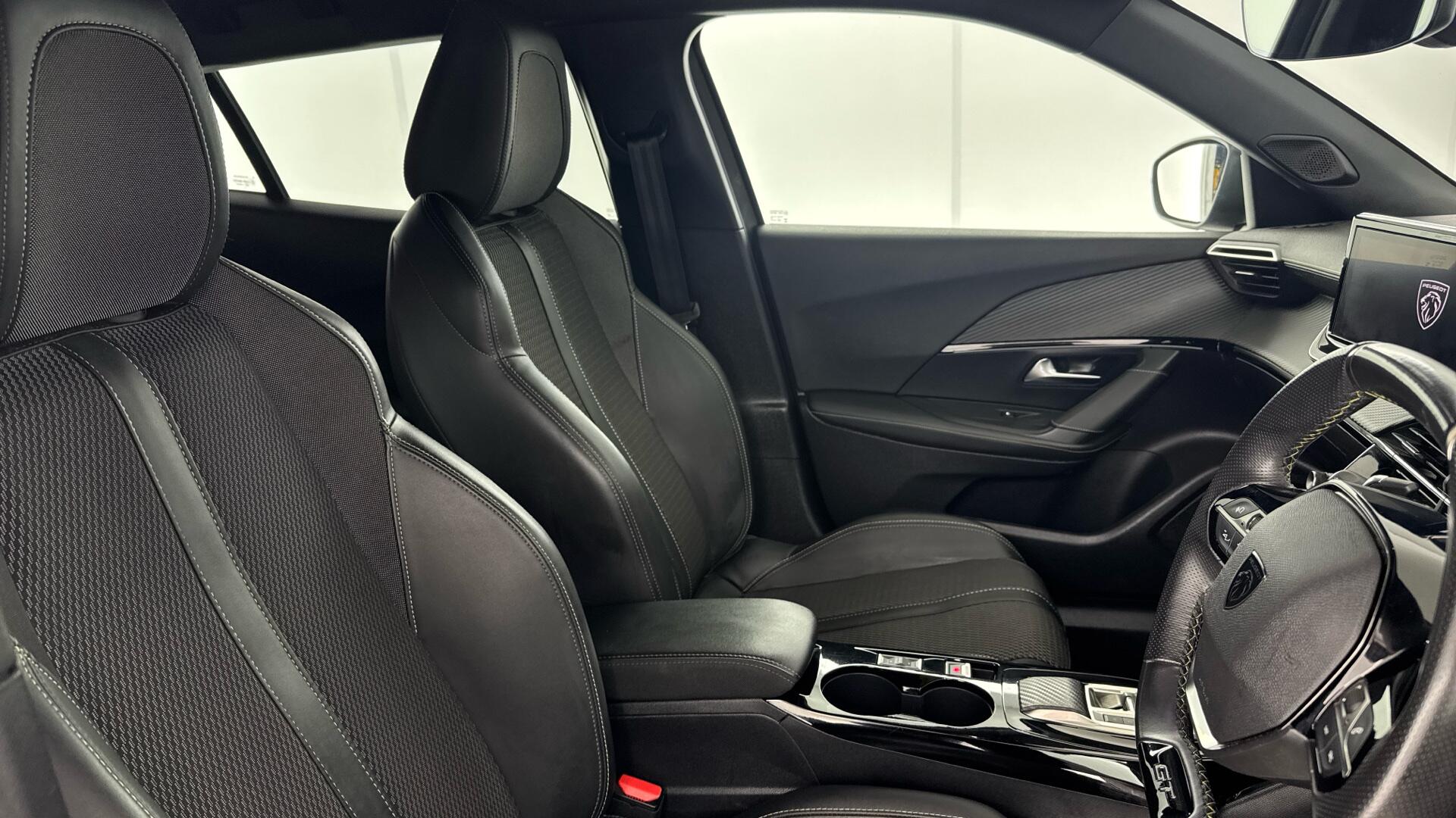 Peugeot 2008 view 16