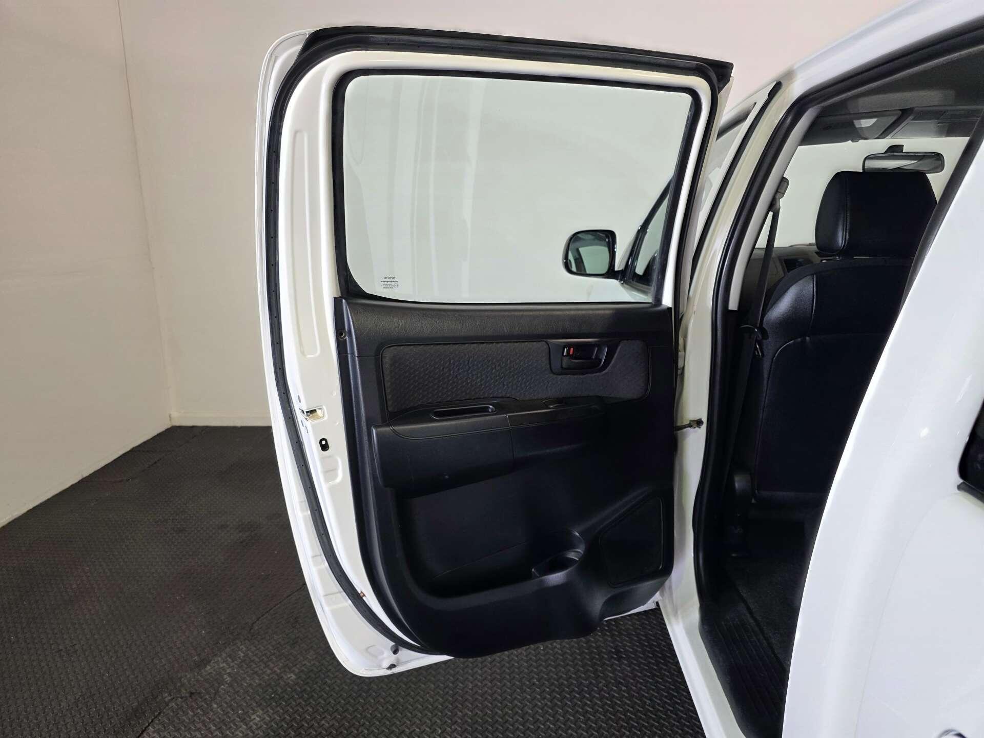 Toyota Hilux view 34