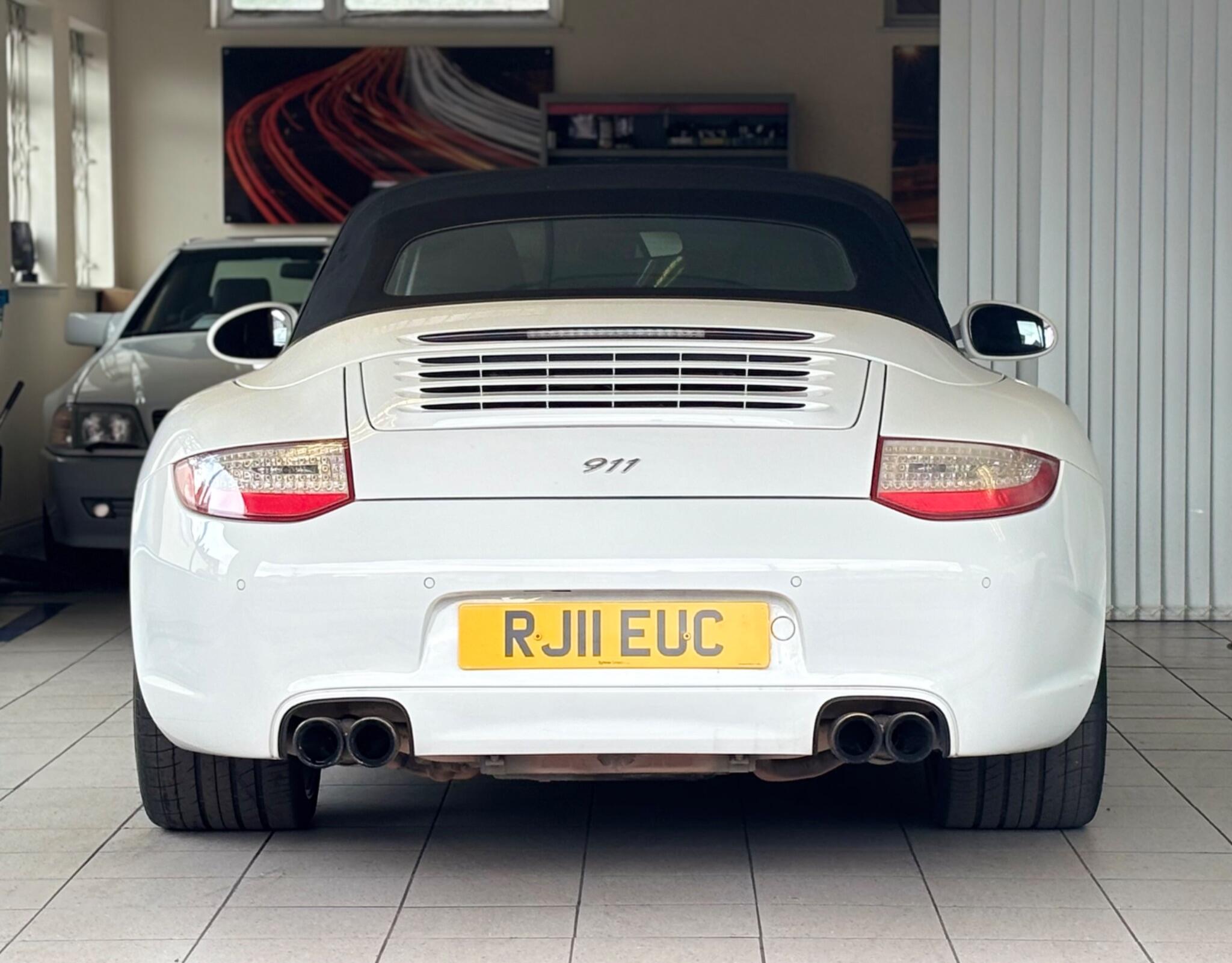 Porsche 911 view 9