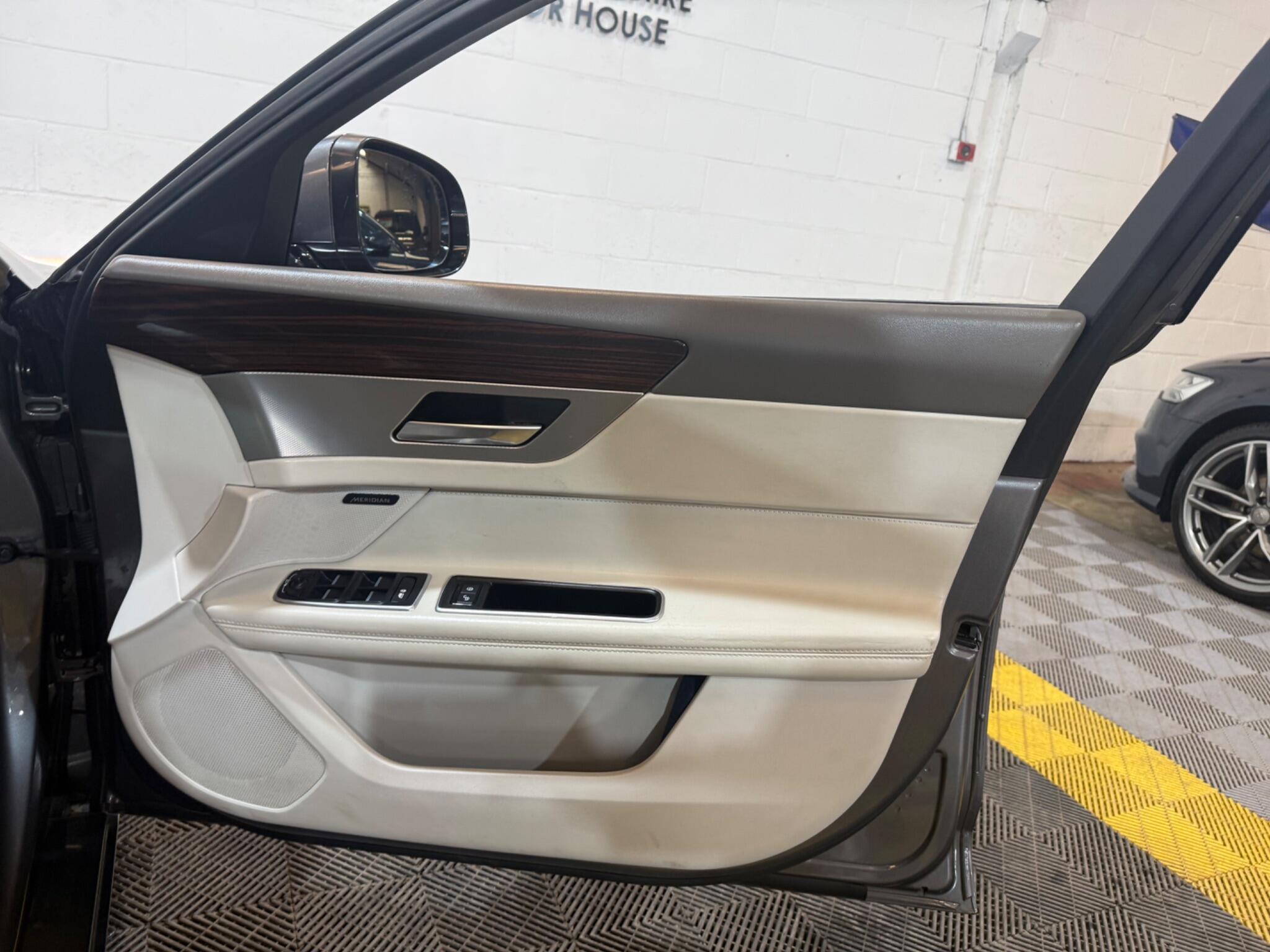 Jaguar XF view 37
