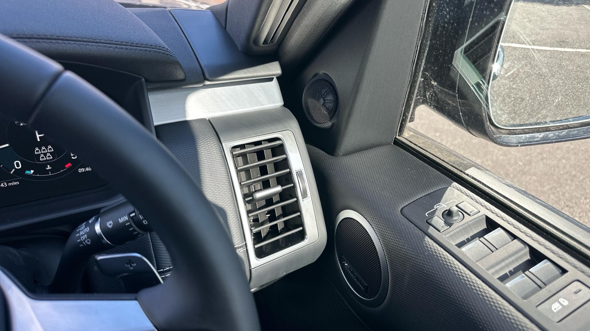 Land Rover Discovery view 46