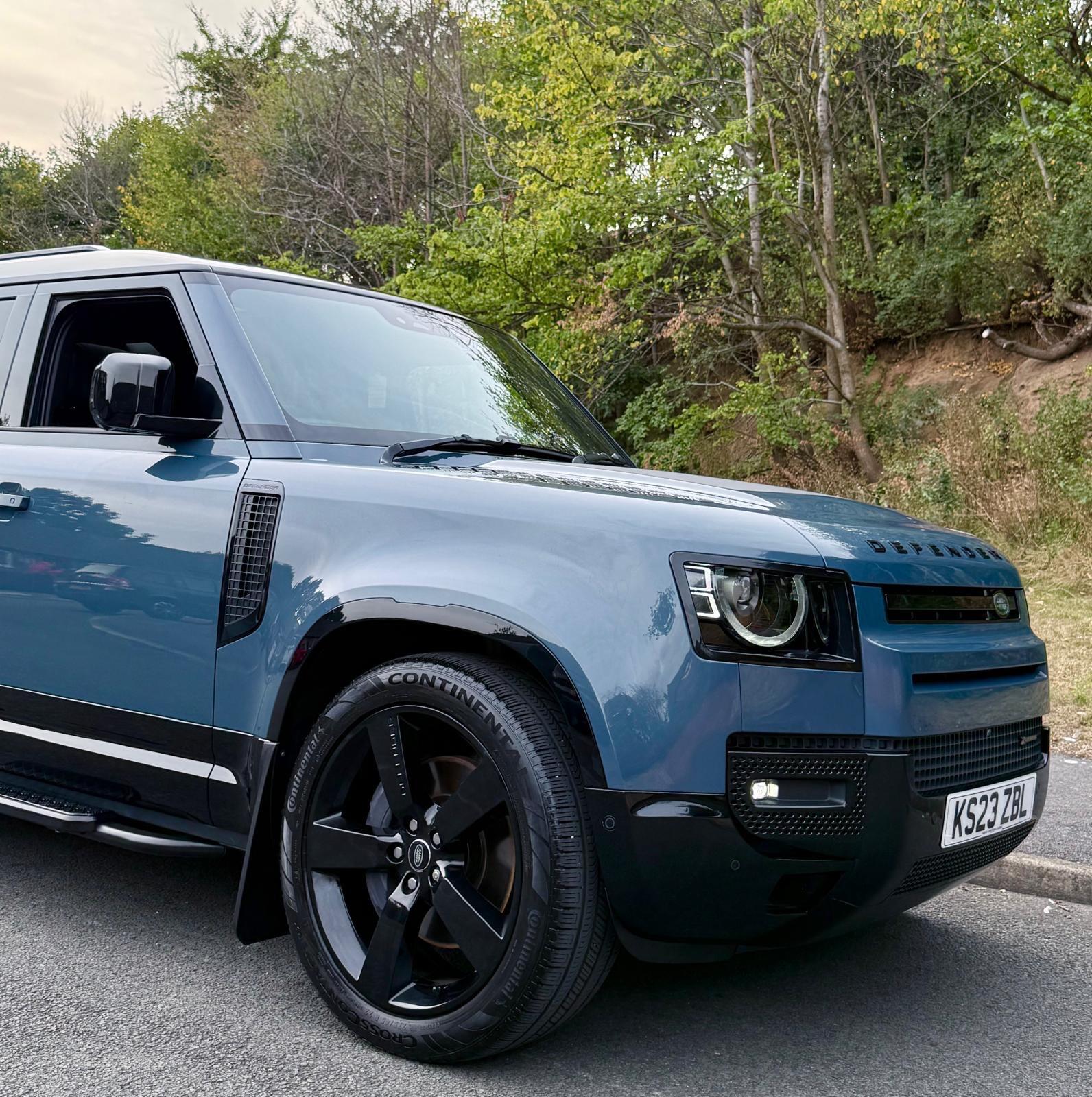 Land Rover Defender view 64