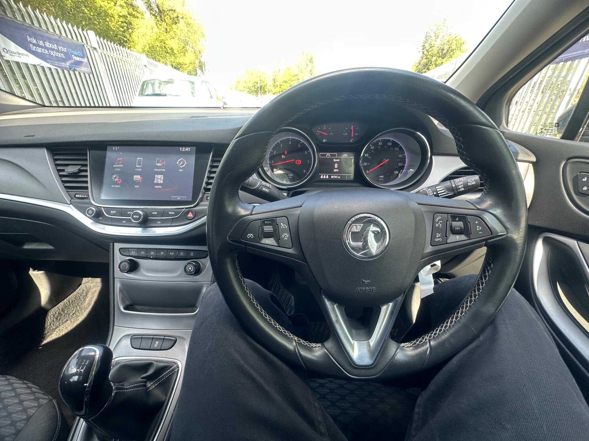 2016 Vauxhall Astra image 38