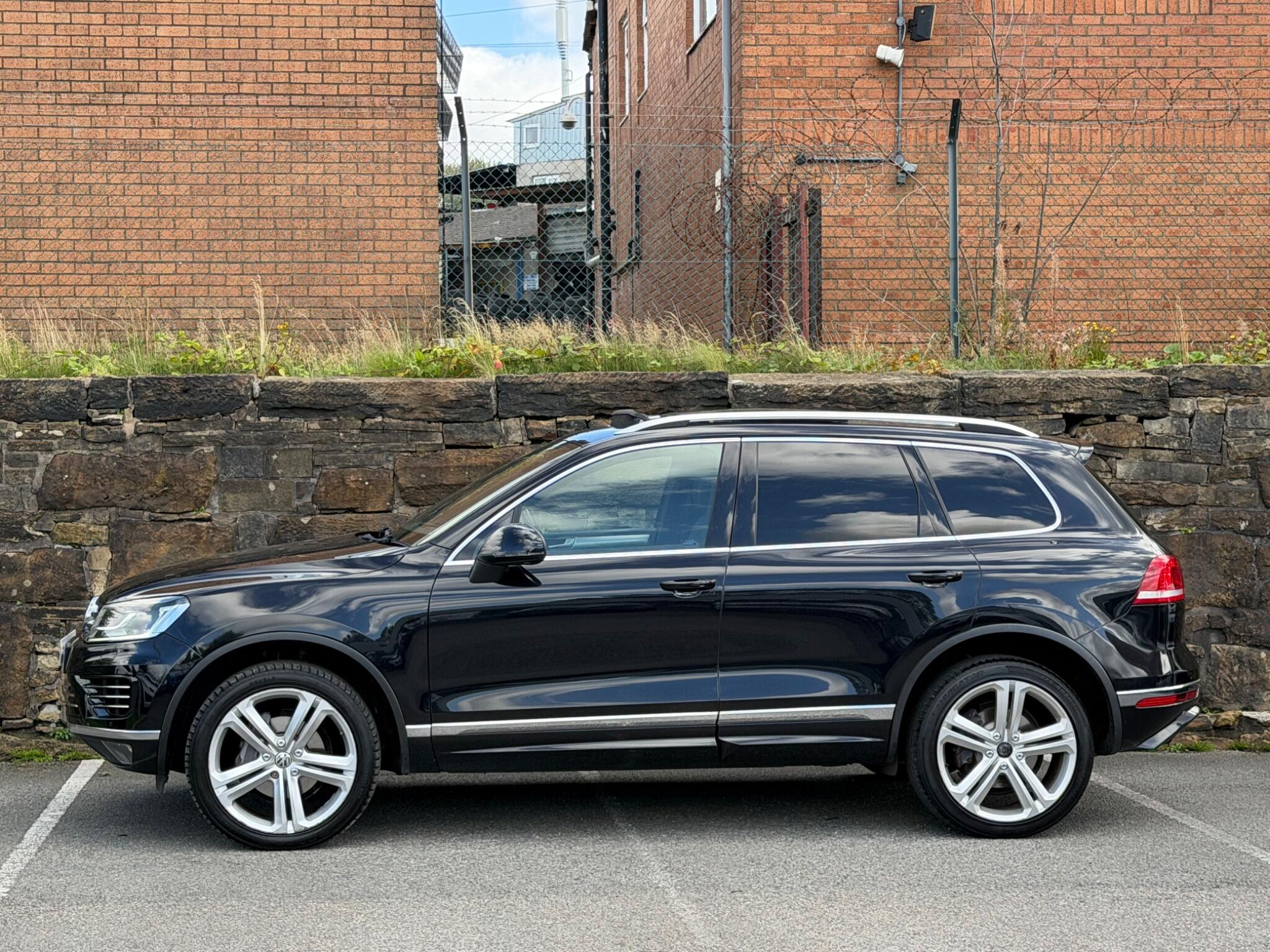 Volkswagen Touareg view 4