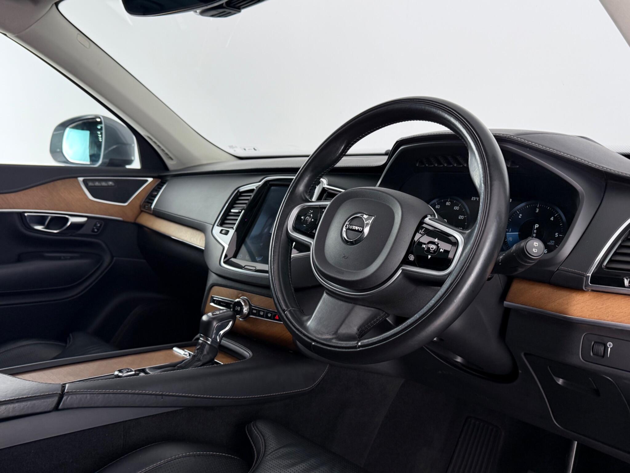 Volvo XC90 view 3