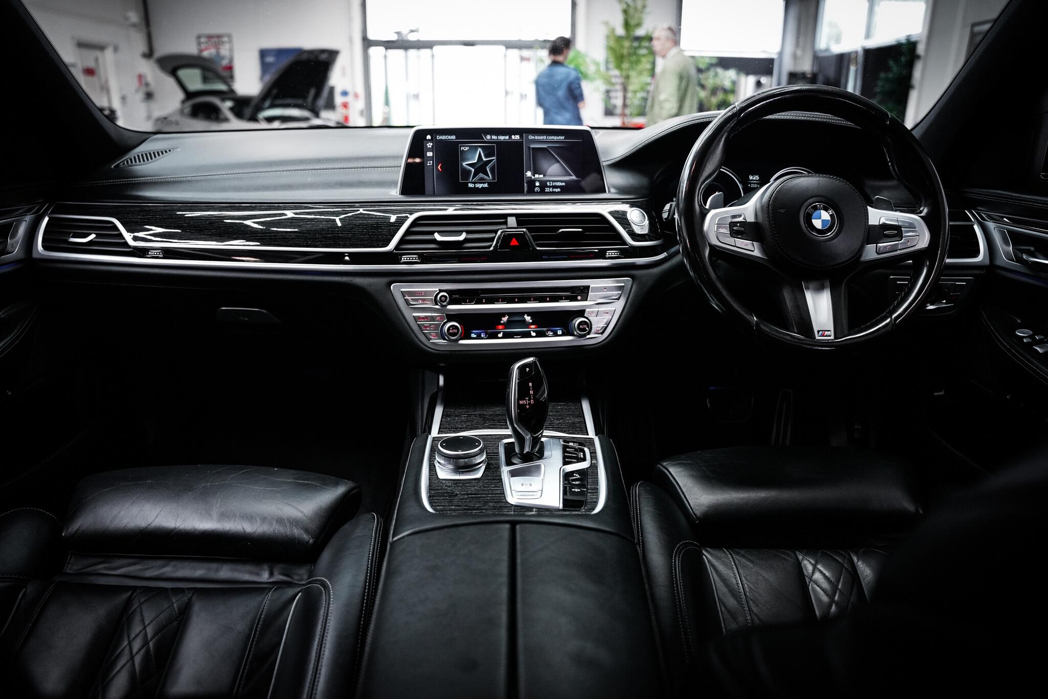 BMW 7 Series view 21