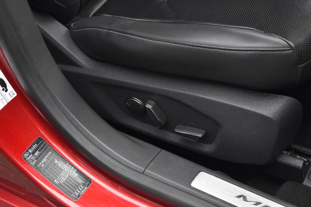 Ford Mondeo view 26