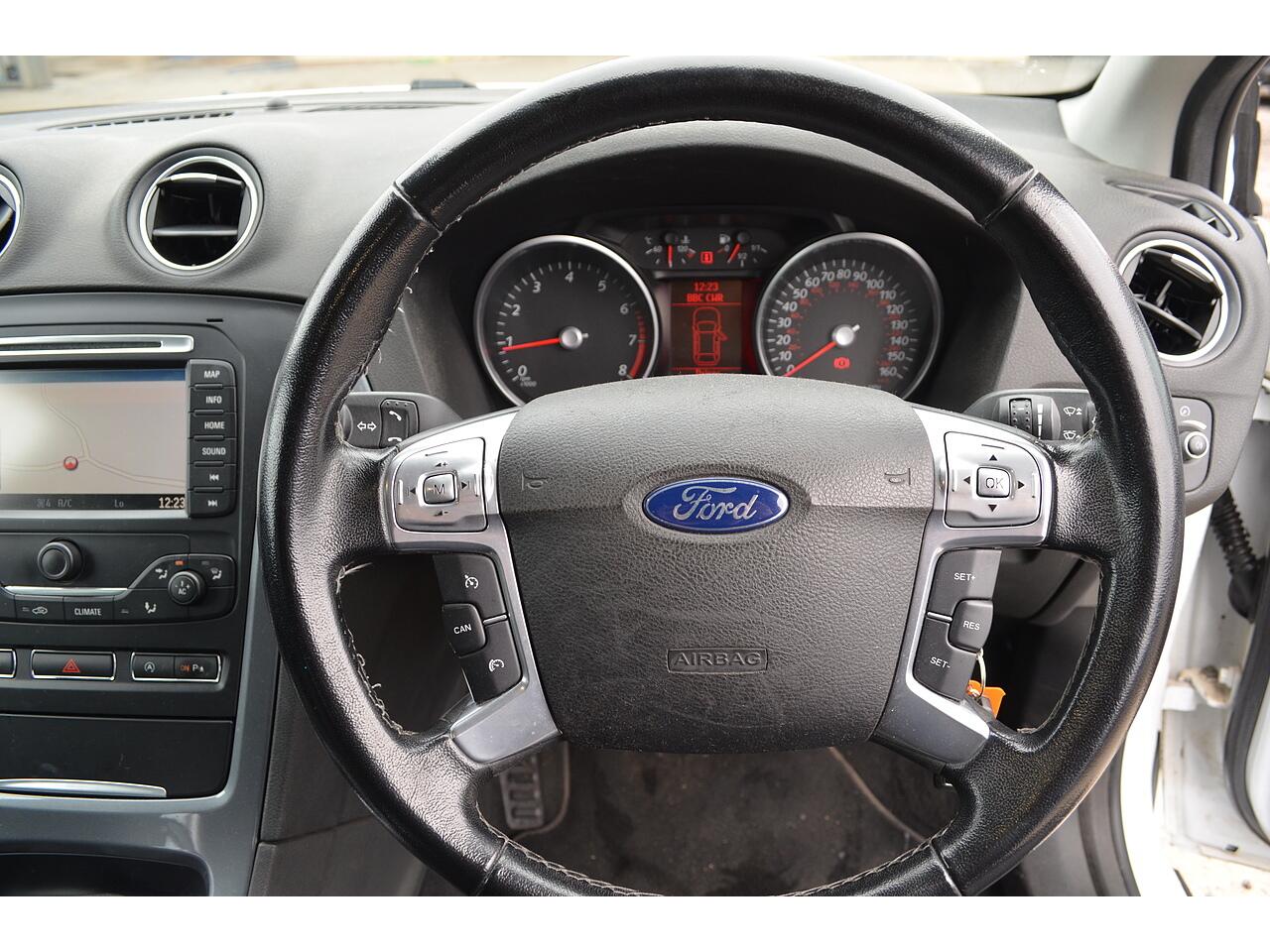 Ford Mondeo view 18