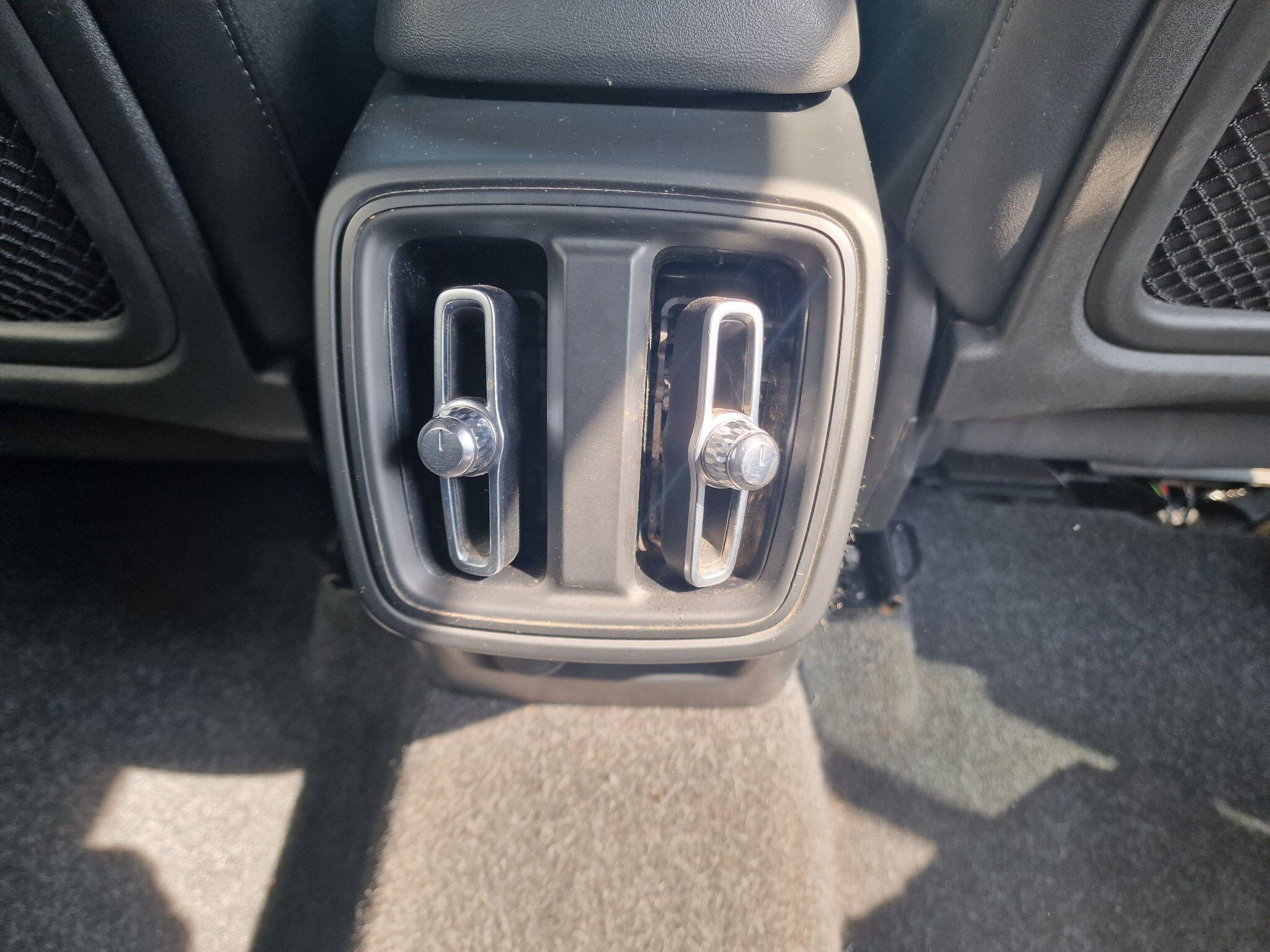 Volvo XC40 view 24