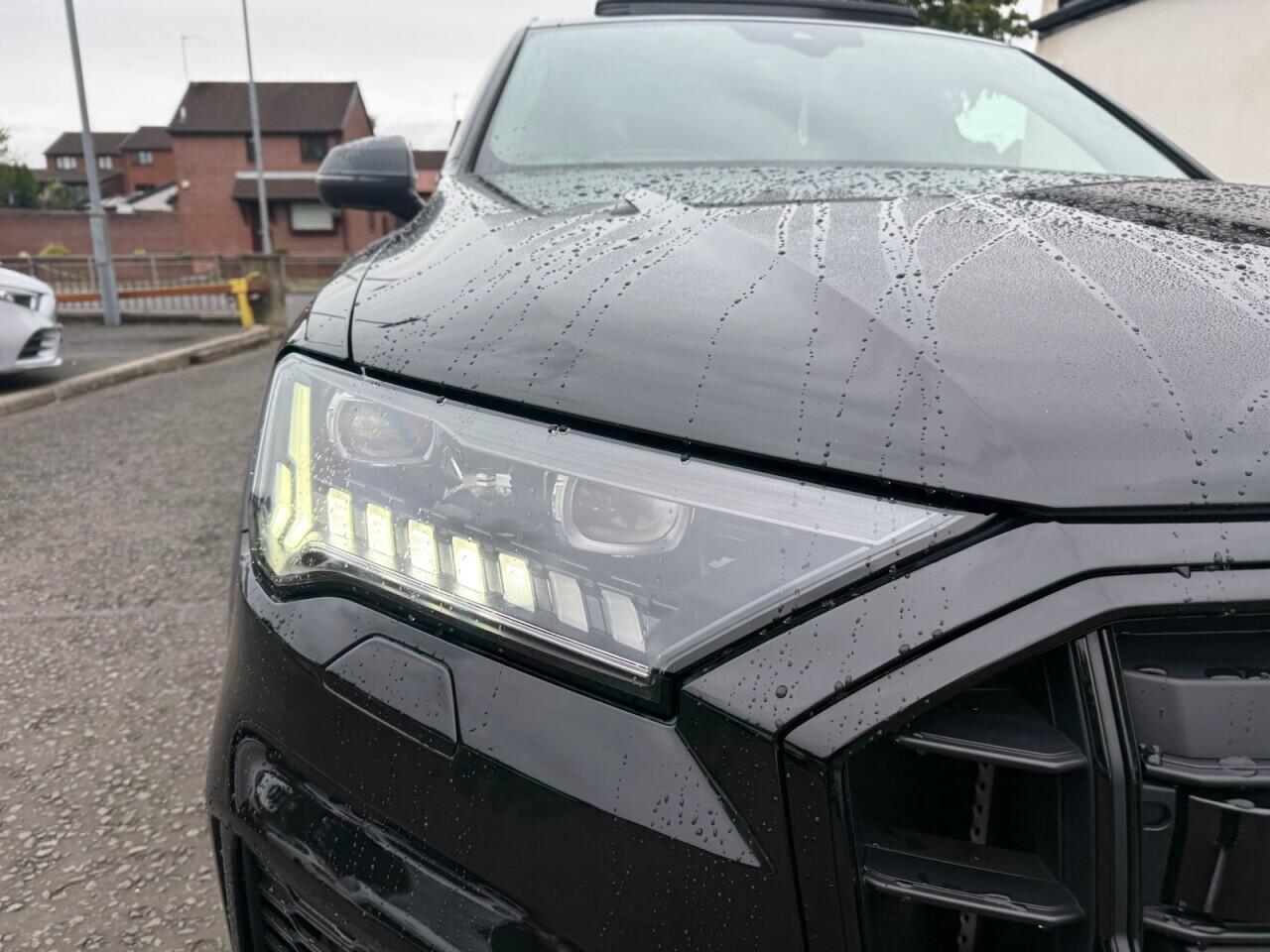 Audi SQ7 view 12